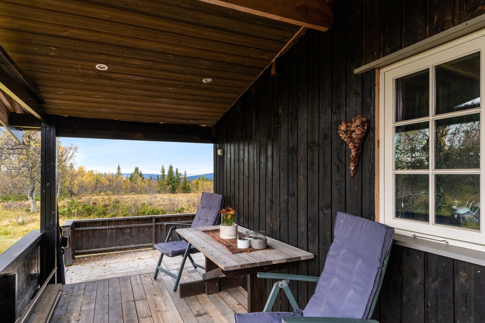 Overbygd terrasse med spotter i tak. Galleribilde