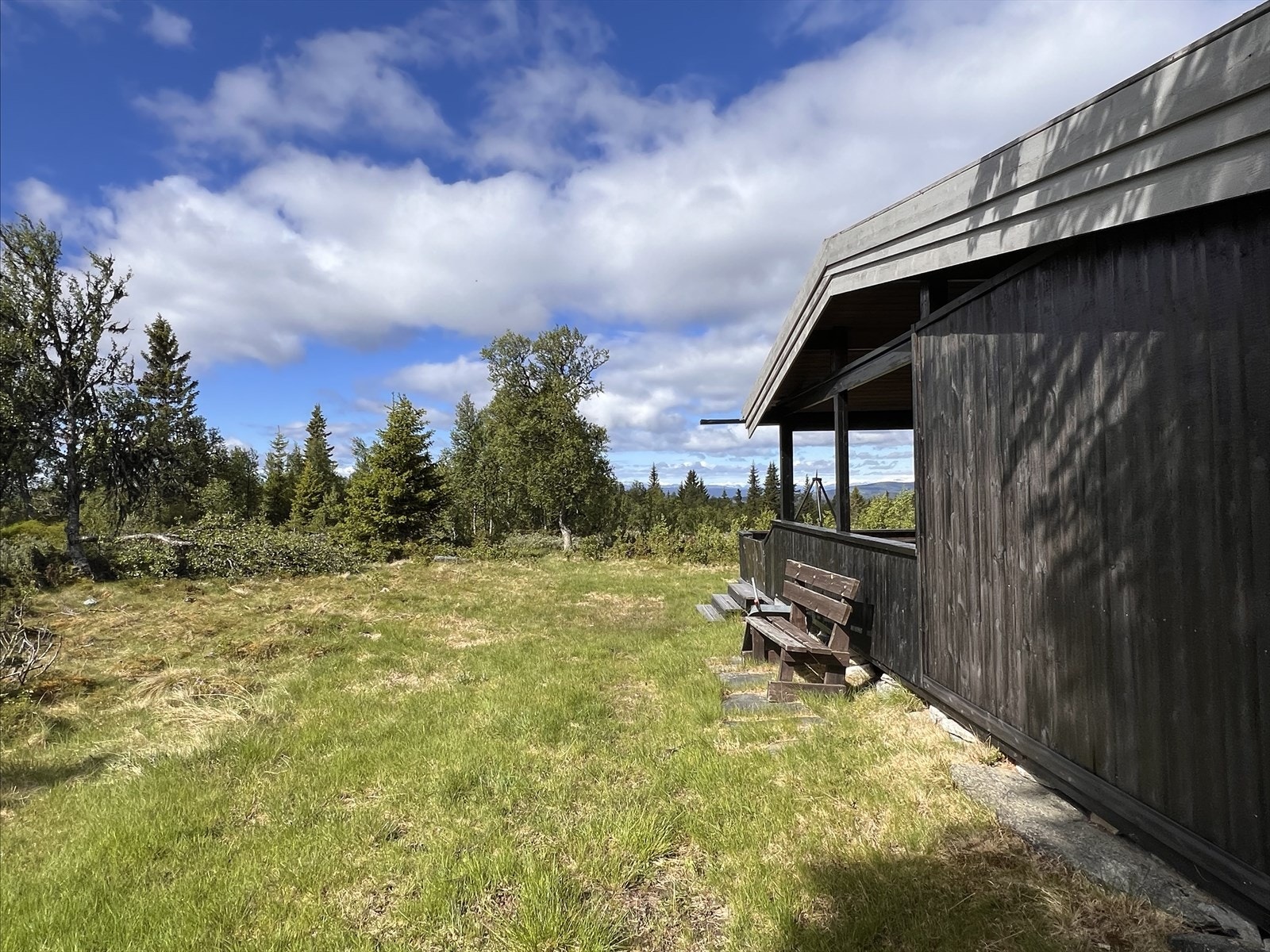 Eiendommen har en skjermet og fin beliggenhet med fin utsikt over nærområdet. Galleribilde
