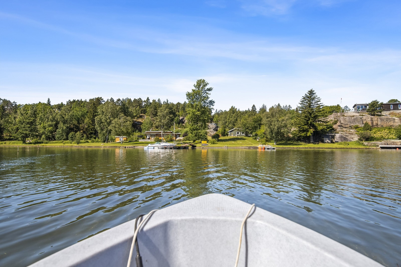 For de båtglade byr Mefjorden på flott "Vestfold skjærgård" med flere holmer og skjær, godt egnet for å nyte en varm sommerdag på sjøen. Området rundt Storholmen er også meget vel egent for brettseiling, padling, dykking og andre fritidsaktiviteter. Galleribilde