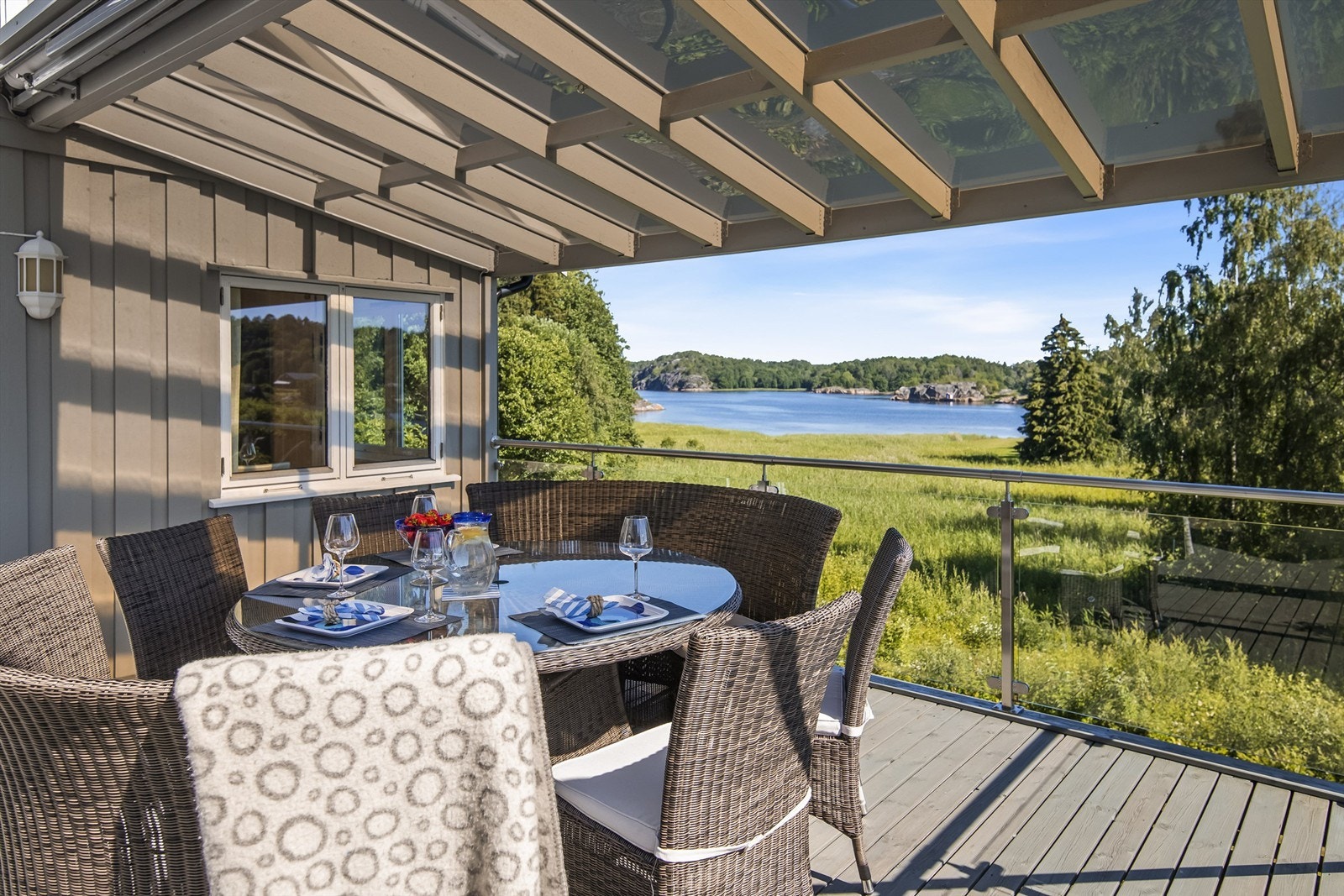 Alt ligger til rette for og nyete varme sommerdager og senere sommerkvelder. Galleribilde