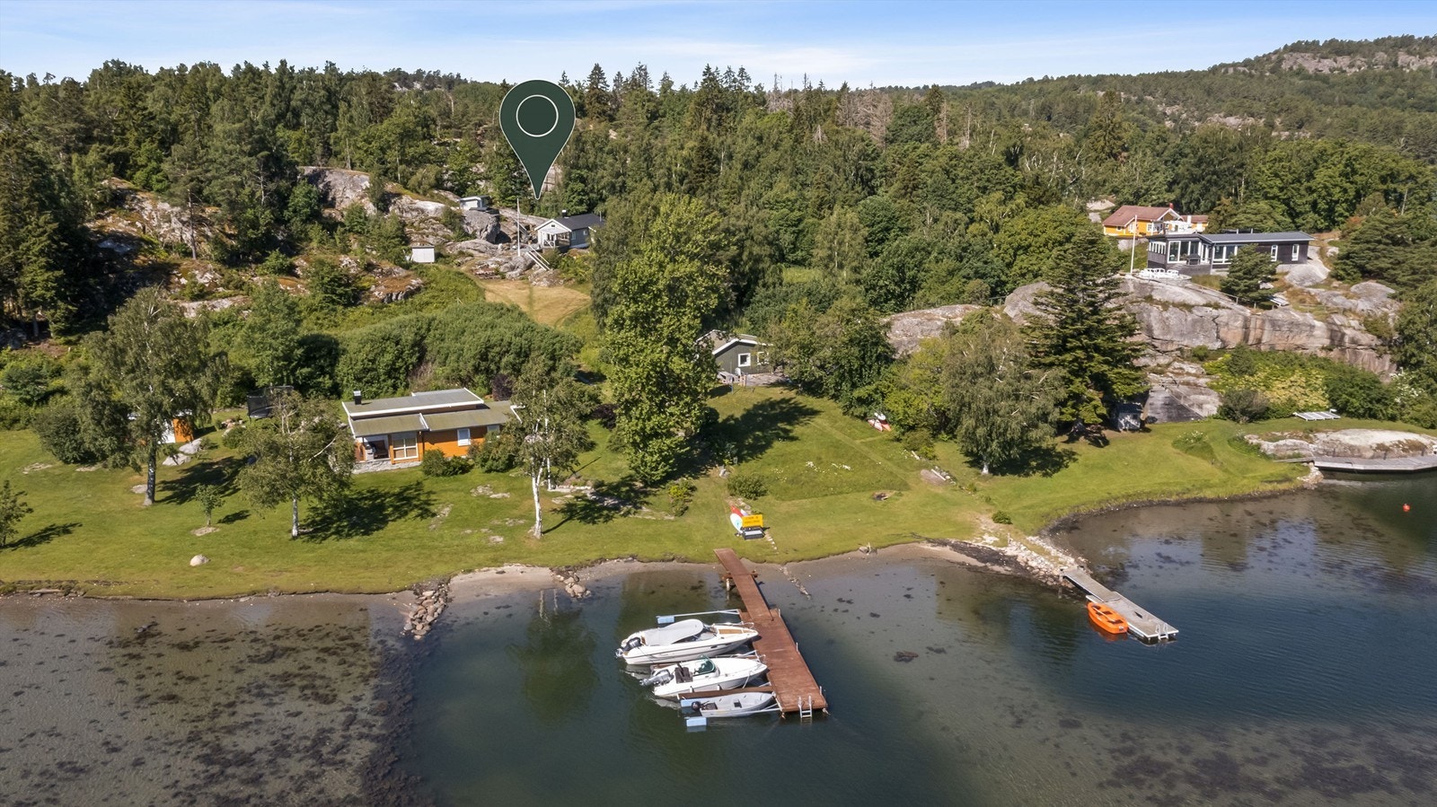 På Storholmen finner du gode og trygge bade muligheter er rett utenfor stuedøren. Fra hytta er det kort avstand til bygge med bademuligheter og liten strand. Her kan de håpefulle ferdes trygt. Galleribilde