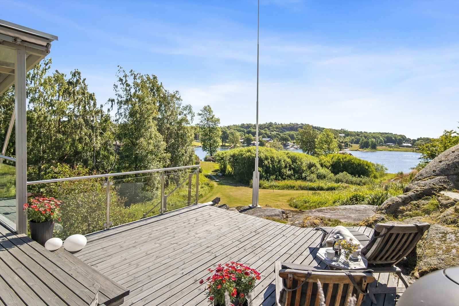 Terrassen ligger lunt til og har flott utsyn. Galleribilde