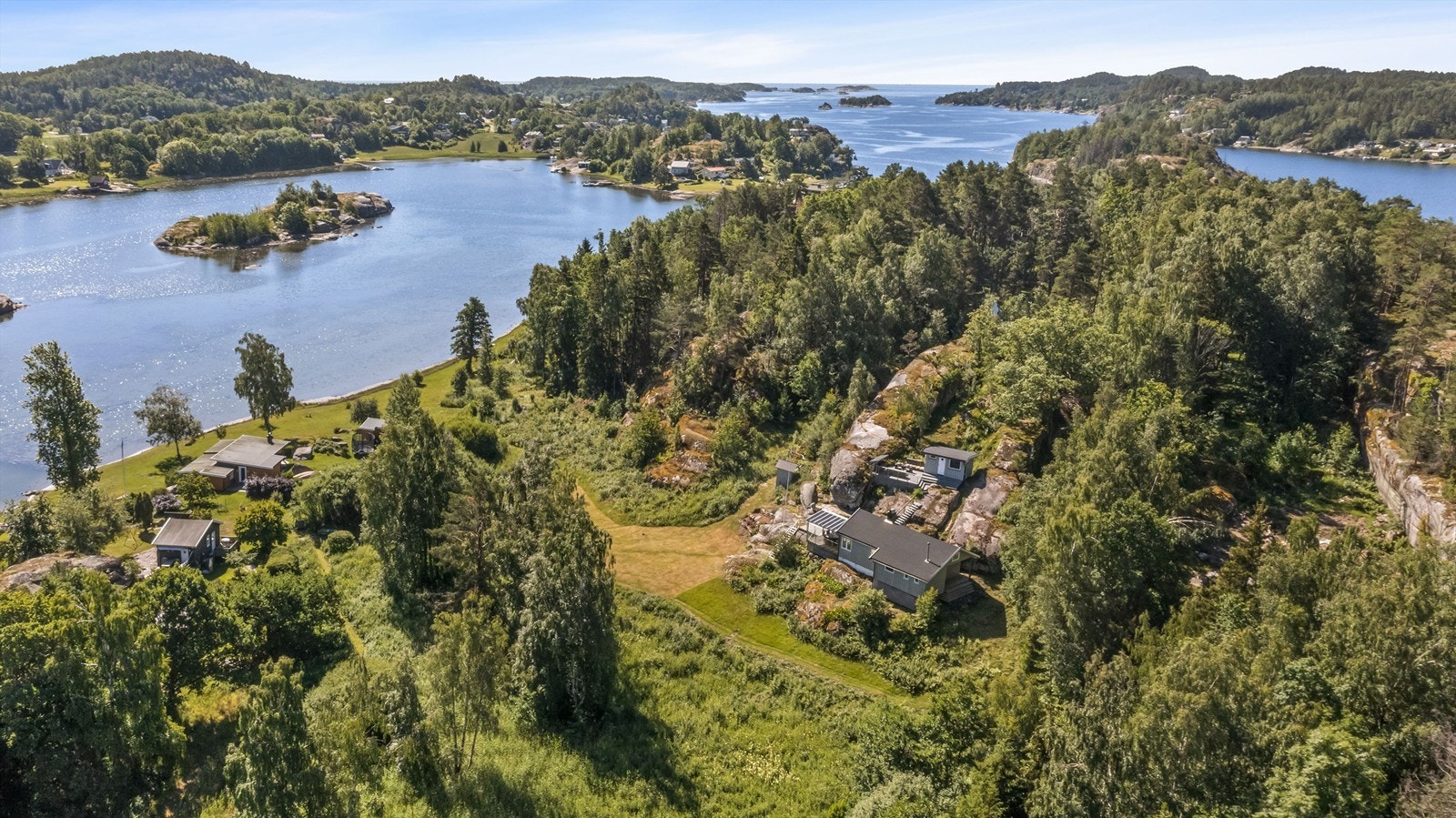 Velkommen til Storholmen i Mefjorden mellom Østerøya og Vesterøya i Sandefjord. Kun 1 minutt/150m med båt i smult farvann fra Østerøya , bringer deg til en helt annen verden av opplevelse på idylliske Storholmen. Galleribilde