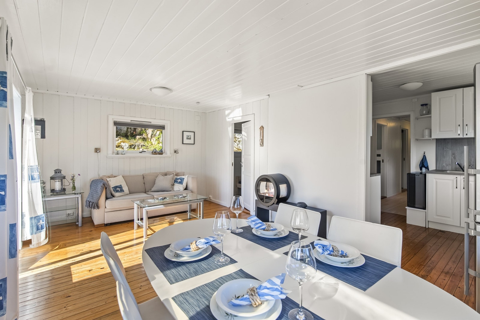 Romslig stue med god plass til spisebord. Galleribilde
