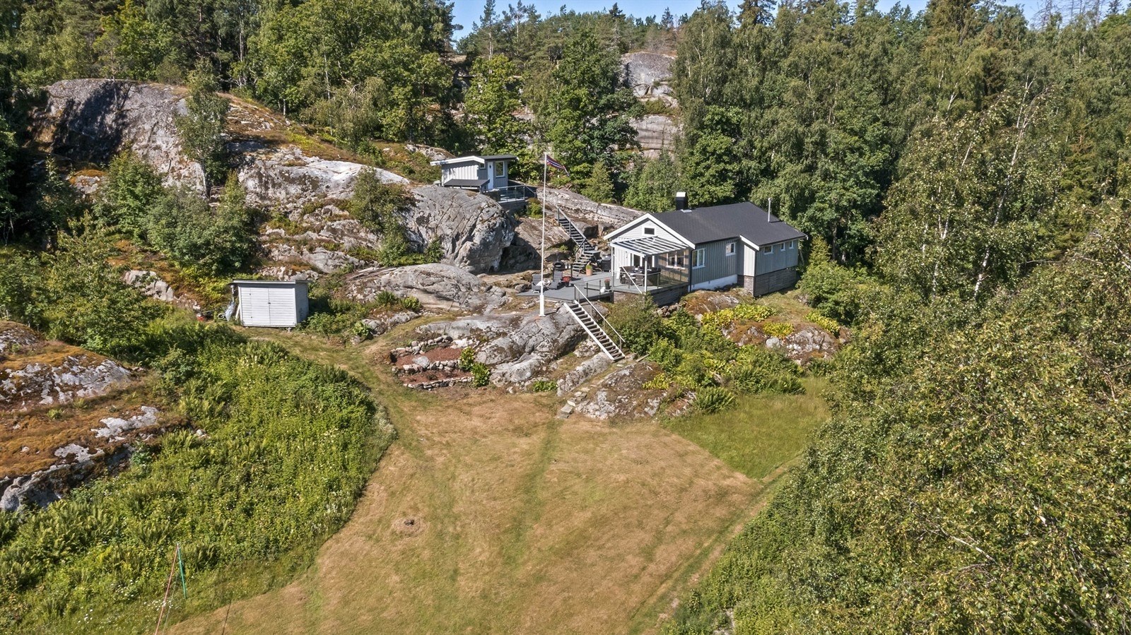 Hytta har en stor eiertomt på 2 018 kvm. Mot vest på hovedbruket gnr. 94, bnr, 1 finnes det store arealer med gress (felles arealer). Ypperlig for barnelek og sommeraktiviteter. Galleribilde