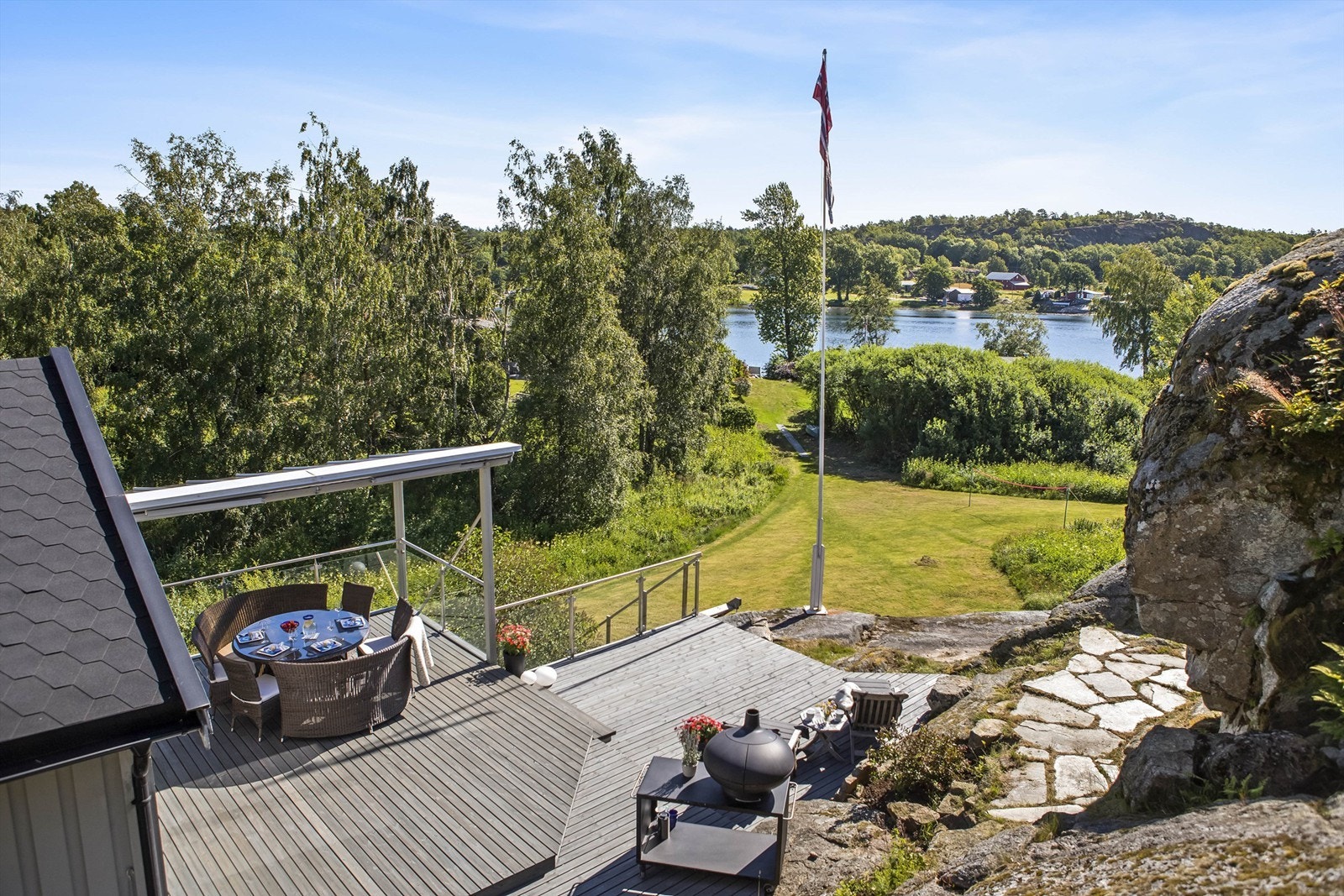 Hytta ligger meget idyllisk og usjenert til vendt mot sjøen uten gjenboere. Vakker utsikt over området på øya og ned til sjøen. Galleribilde