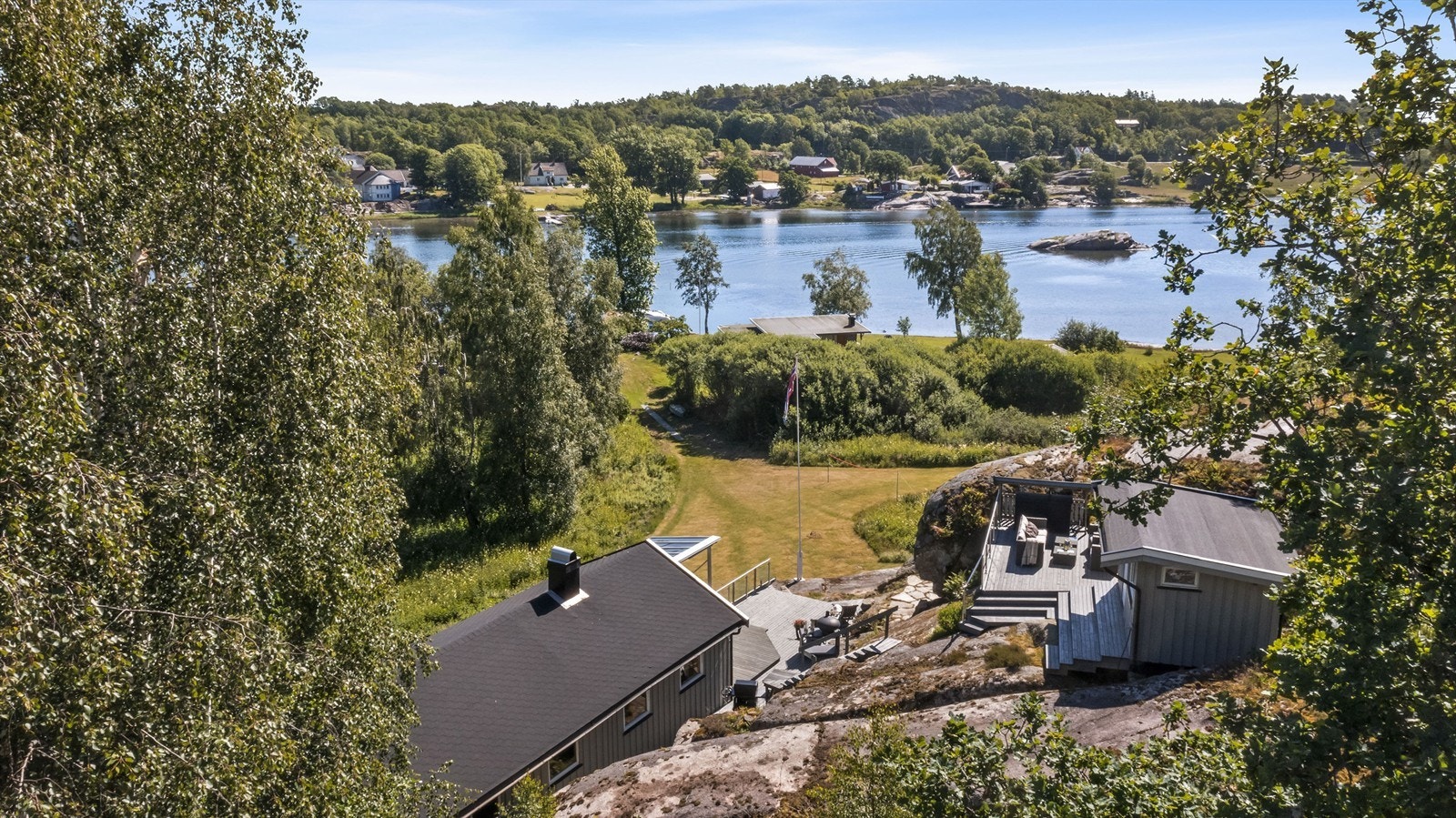 Tomten ligger høyt fritt og usjenert til med flere flotte utearealer. Galleribilde