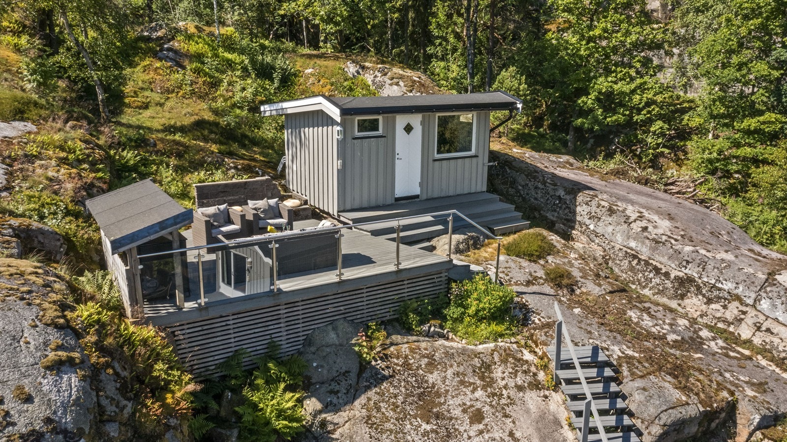Hyttas anneks er oppført i 2009 og pent innredet med laminat på gulv og malt trepanel på vegger. Her er det også tilliggende terrasse på 22 kvm. Galleribilde