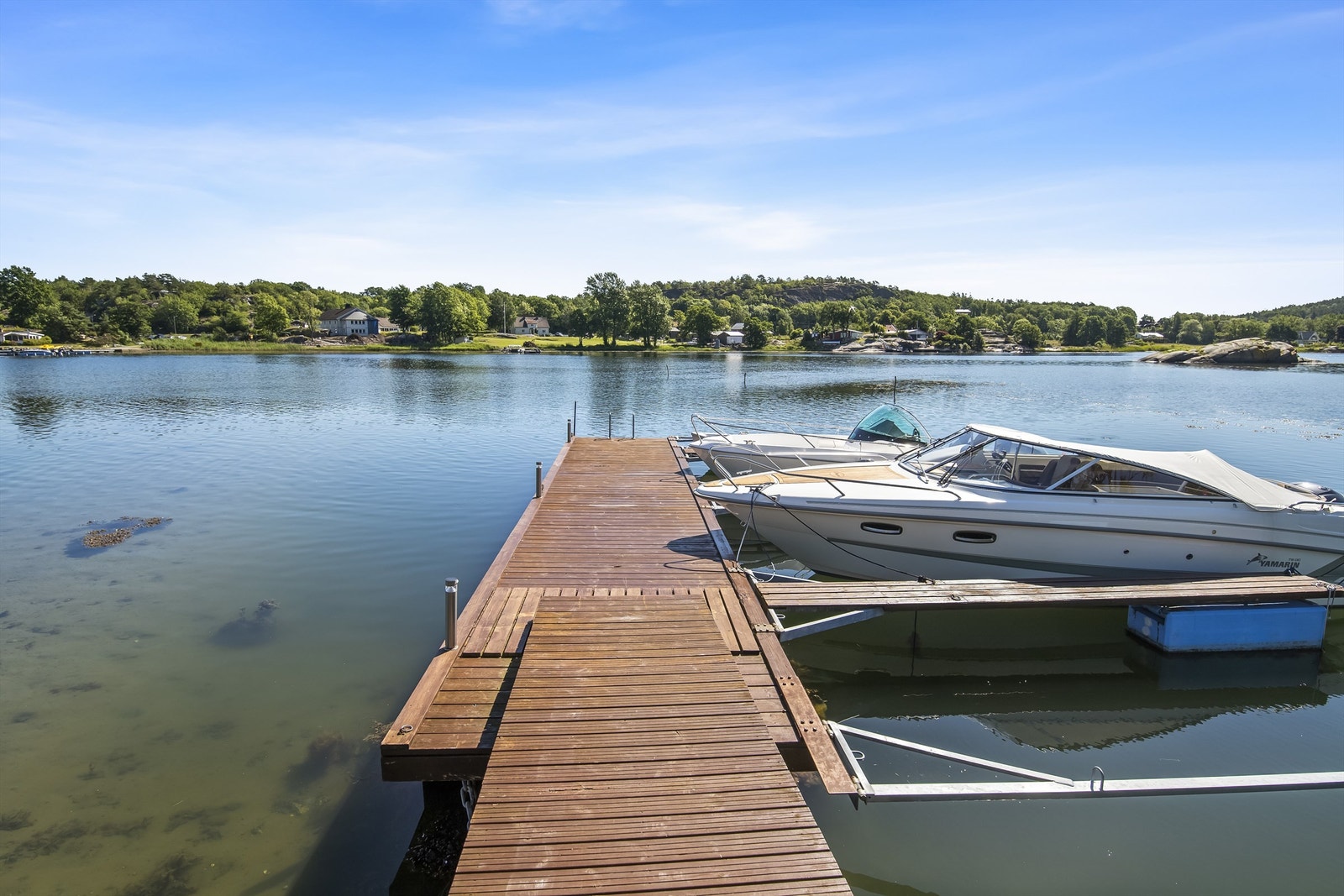 Hytta eier felles flytebrygge med naboen, Storholmen 1. Brygga har totalt fire faste båtplasser og hytta har 2 av disse. Det er også felles gjesteplass longside. I tillegg er det en egen liten strand ved brygga som disponeres av eierne. Galleribilde