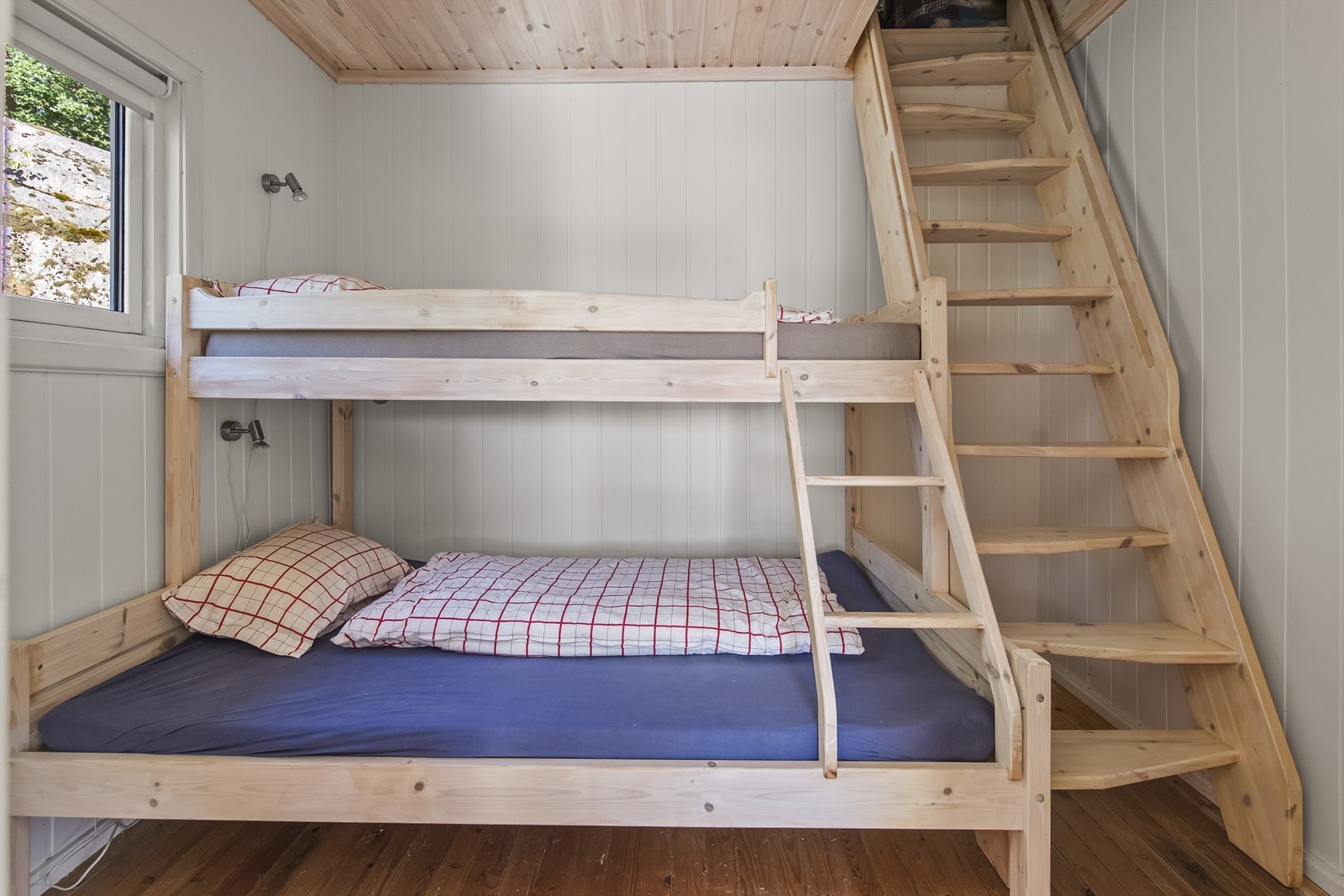 Soverom nummer to av totalt fire. Det er også enkel tilgang til hyttas loft. Galleribilde