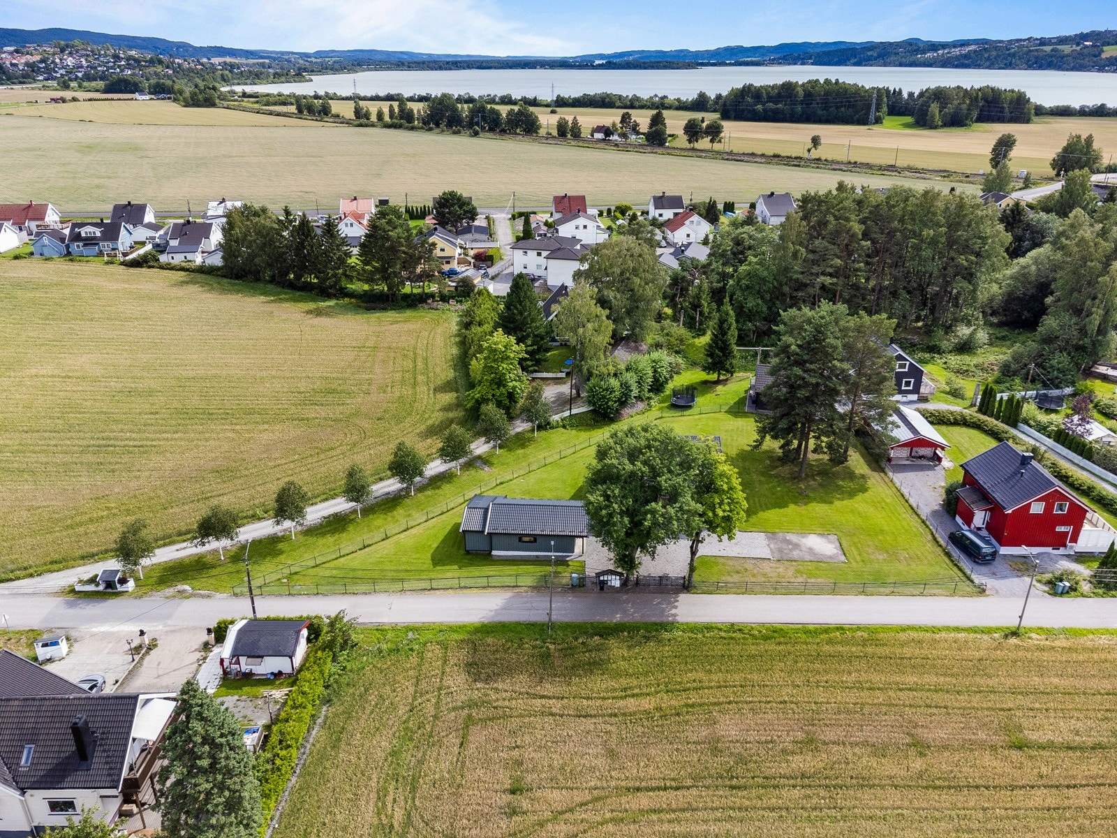Eneboligen ligger sentralt men likevel landlig. Perfekt for den som ønsker nærhet til byen, men samtidig roen fra naturen rundt. Galleribilde
