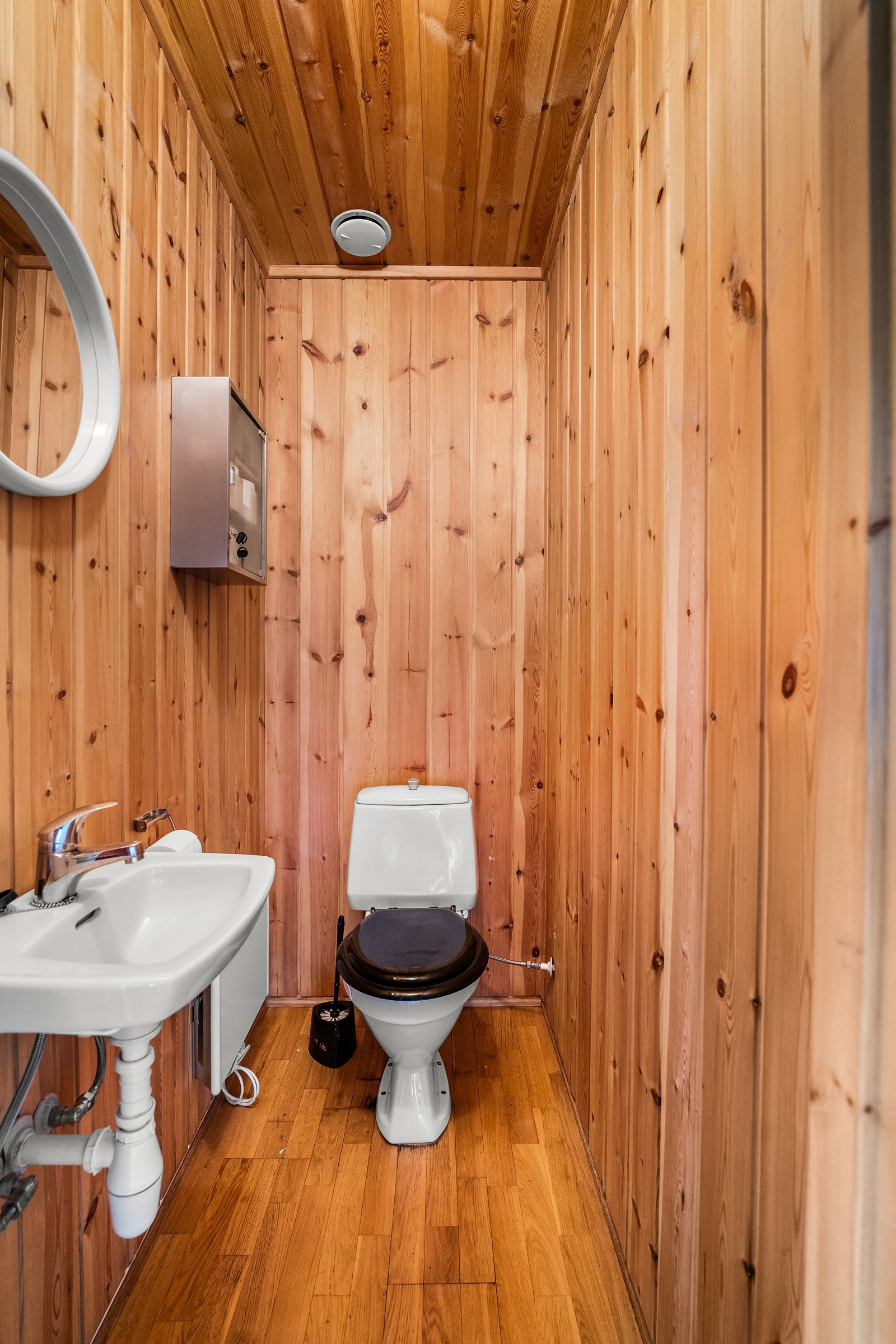 Ekstra wc i boligens første etasje, som hentet ut av en villmarkshytte i Canada. Frem med penselen. Galleribilde