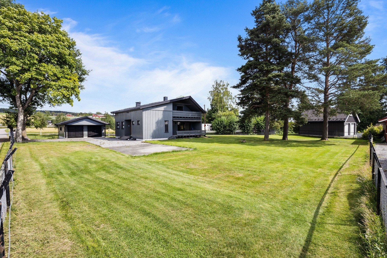 Dette er en gyllen mulighet for deg som er på jakt etter et oppussingsprosjekt med rikelig med potensial. Eiendommen ligger på en sjenerøs tomt på 1409 kvm, noe som åpner for spennende utviklingsmuligheter. Galleribilde