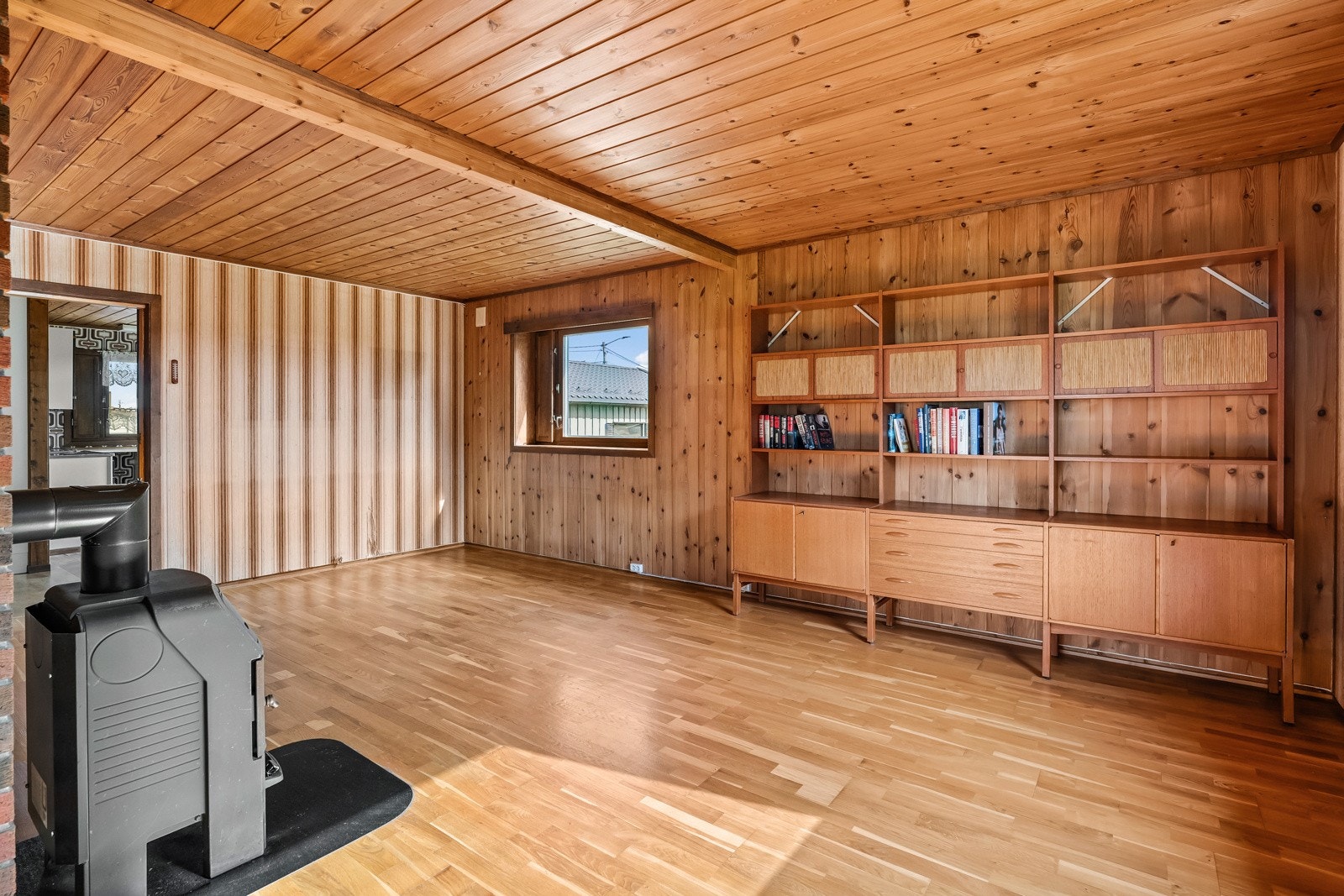 Stuen har 2 stk varmepumper samt 2 stk peiser. Galleribilde