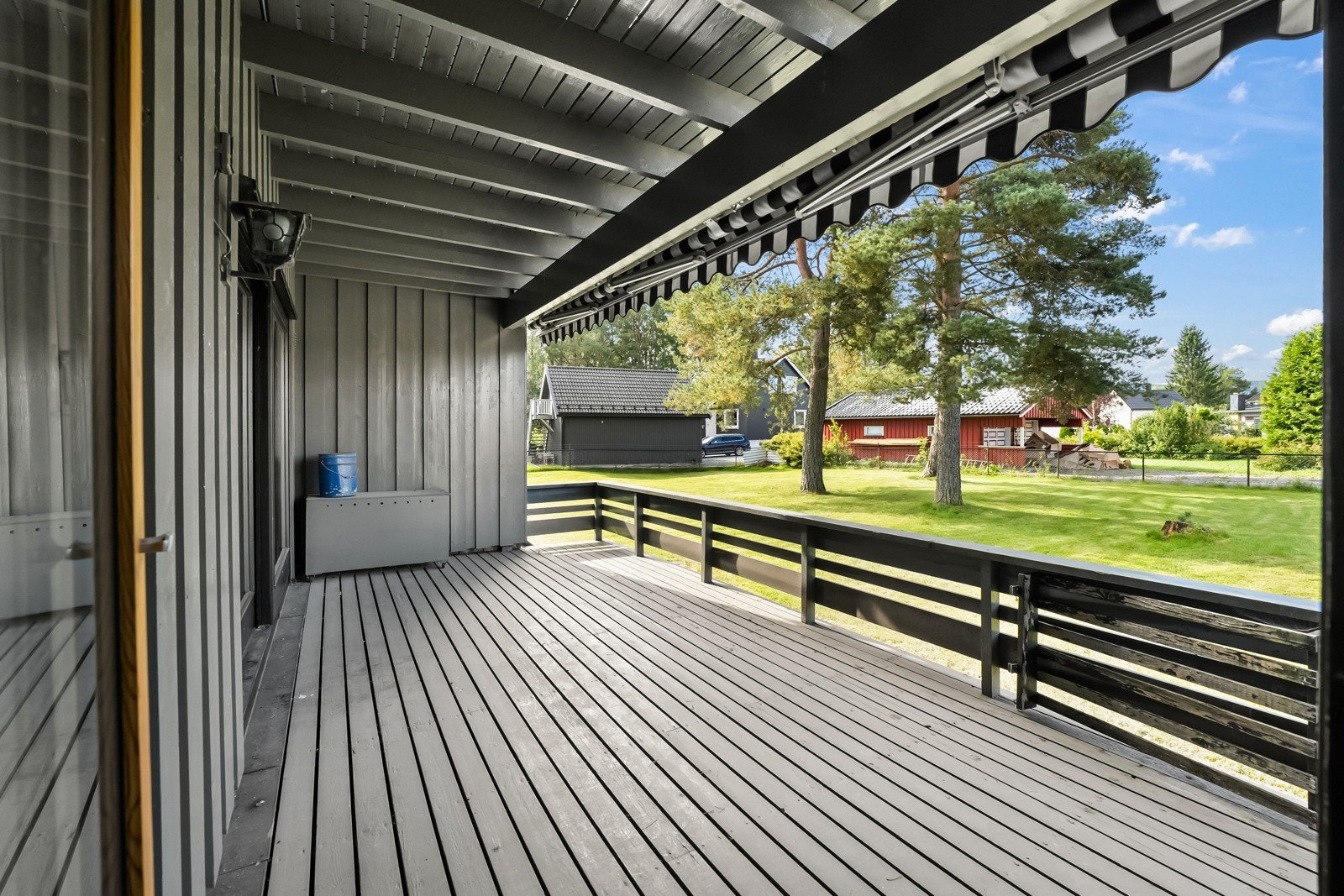 Fra stue og gang er det utgang til overbygget terrasse på hele 17 kvm. Galleribilde