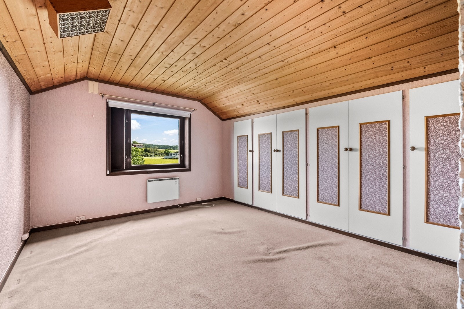 Stilartene i boligen er en reise gjennom tid - gled deg over å sette ditt eget preg på husets karakter. Vi ønsker velkommen til det rosa rommet Galleribilde