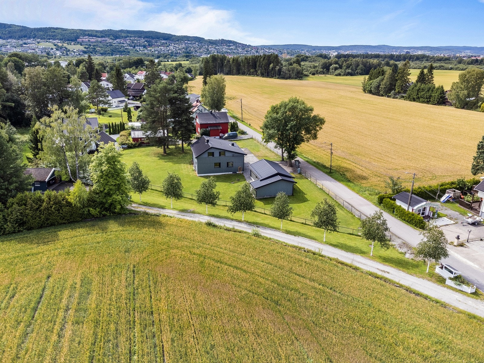 Eiendommen ligger på en sjenerøs tomt på 1490 kvm. Galleribilde