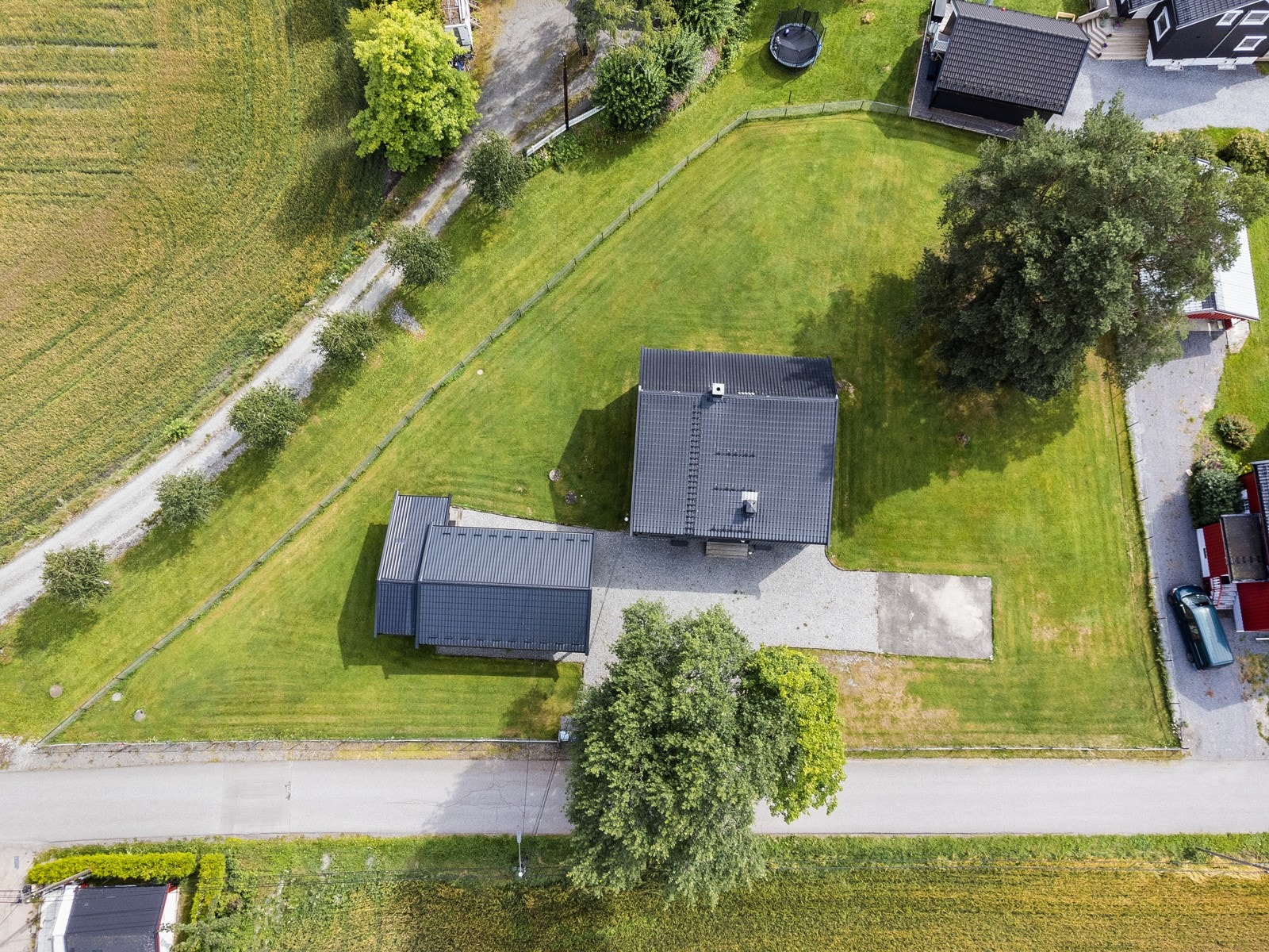 Furusetveien 3 er mer enn bare et hus; det er førstesiden i historieboken din klar til å bli skrevet. Med sin ideelle beliggenhet og uendelige muligheter for modernisering, kan denne eiendommen bli drømmehjemmet ditt! Galleribilde