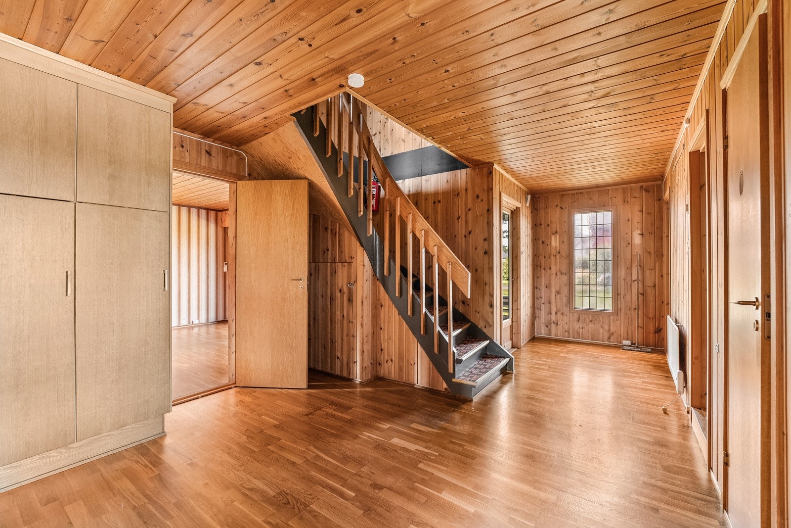 Tråkk inn i denne generøse entréen, med samme størrelse som en ballsal, klar for din personlige touch. Galleribilde