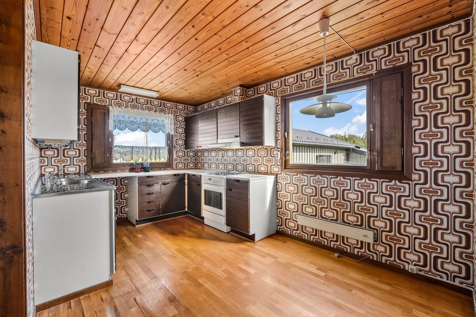 Kjøkkenet bærer preg av den tidstypiske stilen fra lenge siden.. (les tapeten) Galleribilde