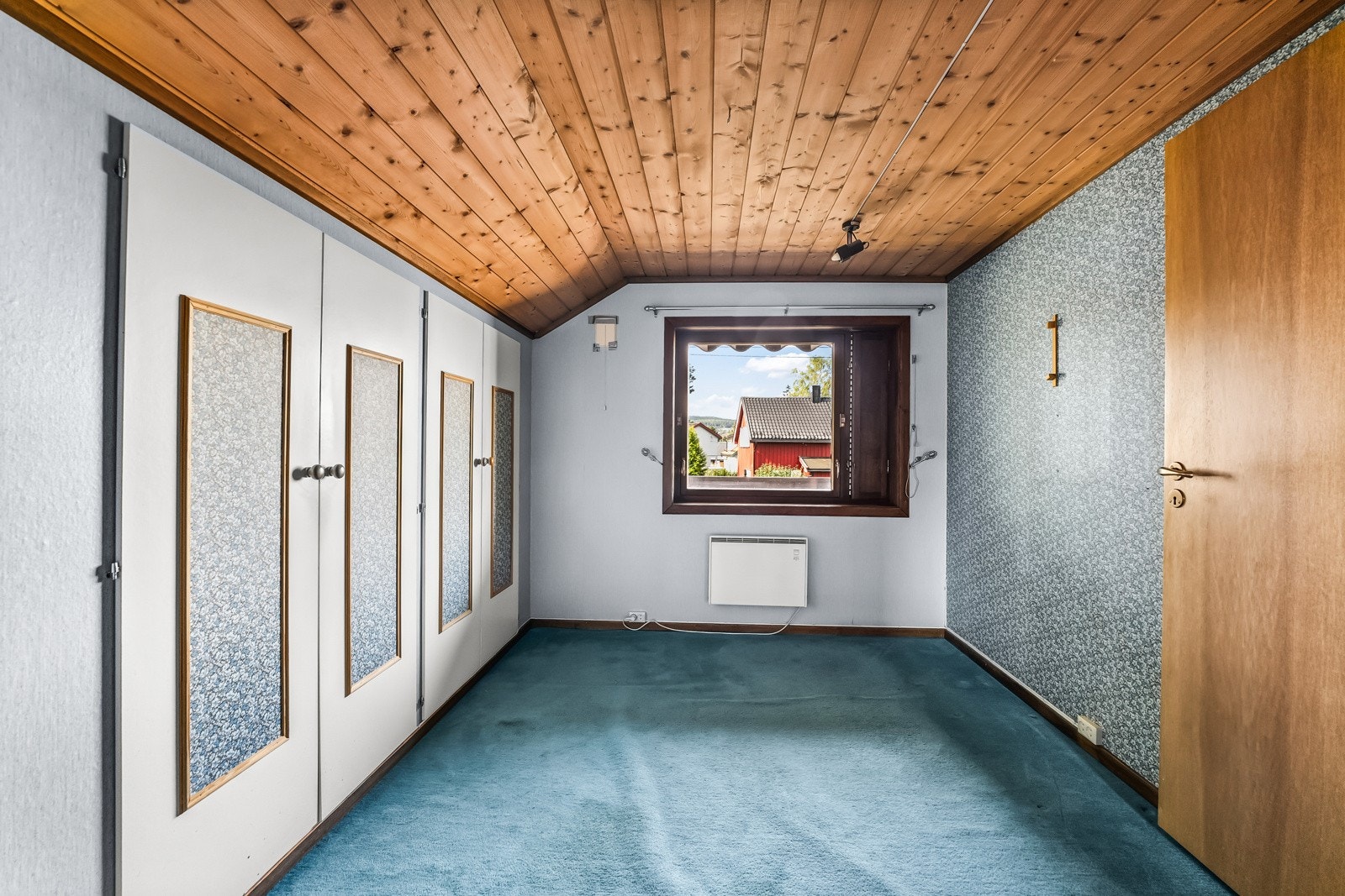 Det er 3 soverom av god størrelse i boligens 2 etg. Vi ønsker velkommen til det blå rommet. Galleribilde