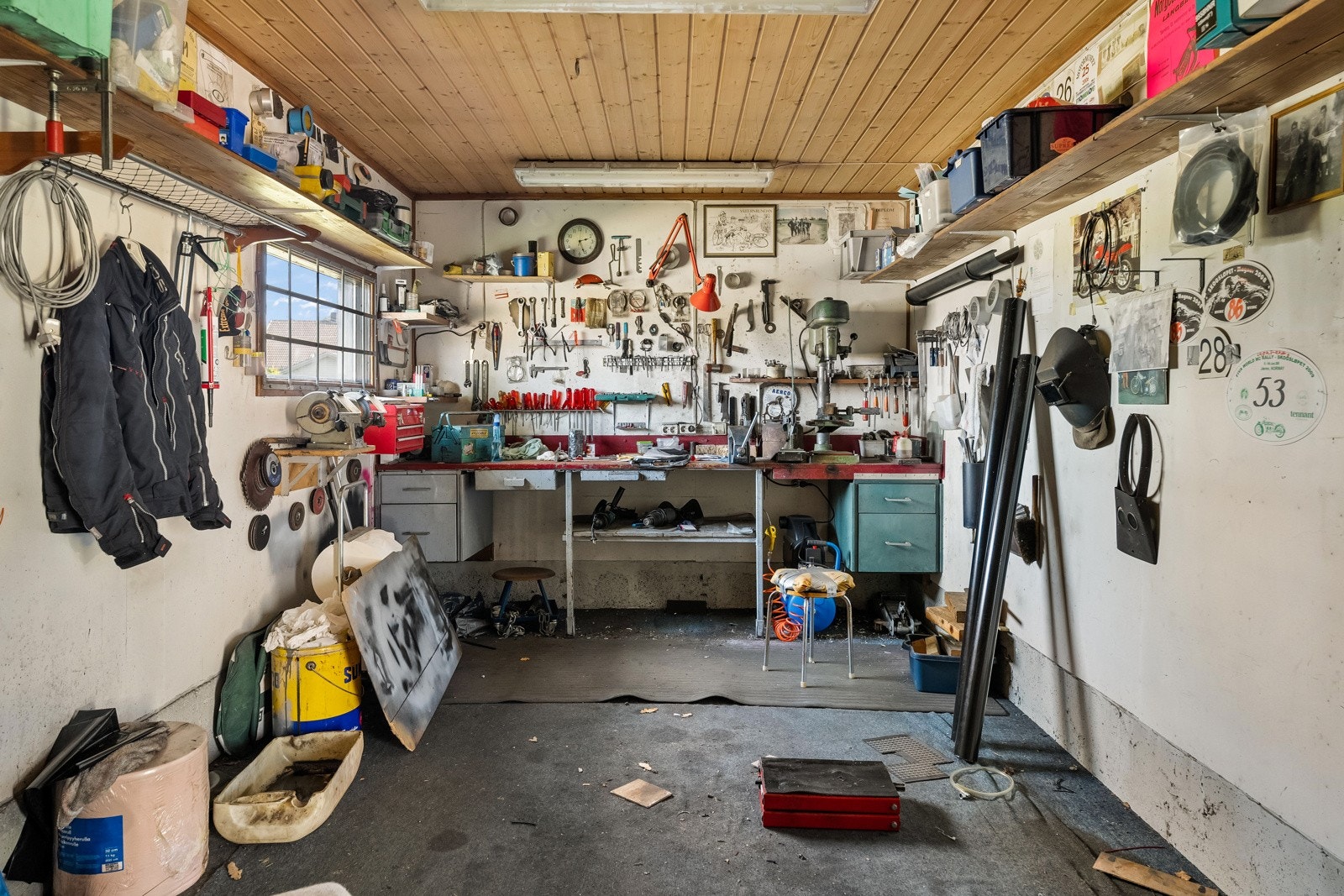 En romslig garasje med plass til bilen din, verktøy og mye mer. La oppbevaringsmulighetene inspirere deg! Galleribilde