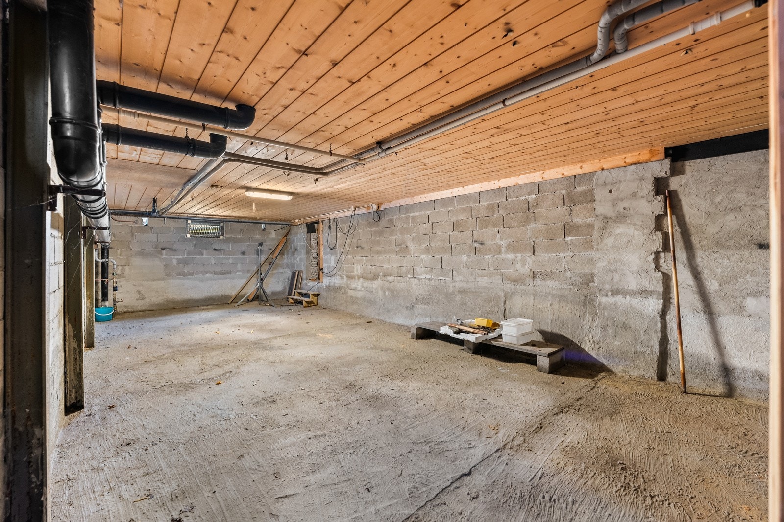 Med en uutnyttet kjeller på hele 41 kvm kan du skape alt fra et treningsrom, hjemmekino eller ekstra oppbevaringsplass. Galleribilde