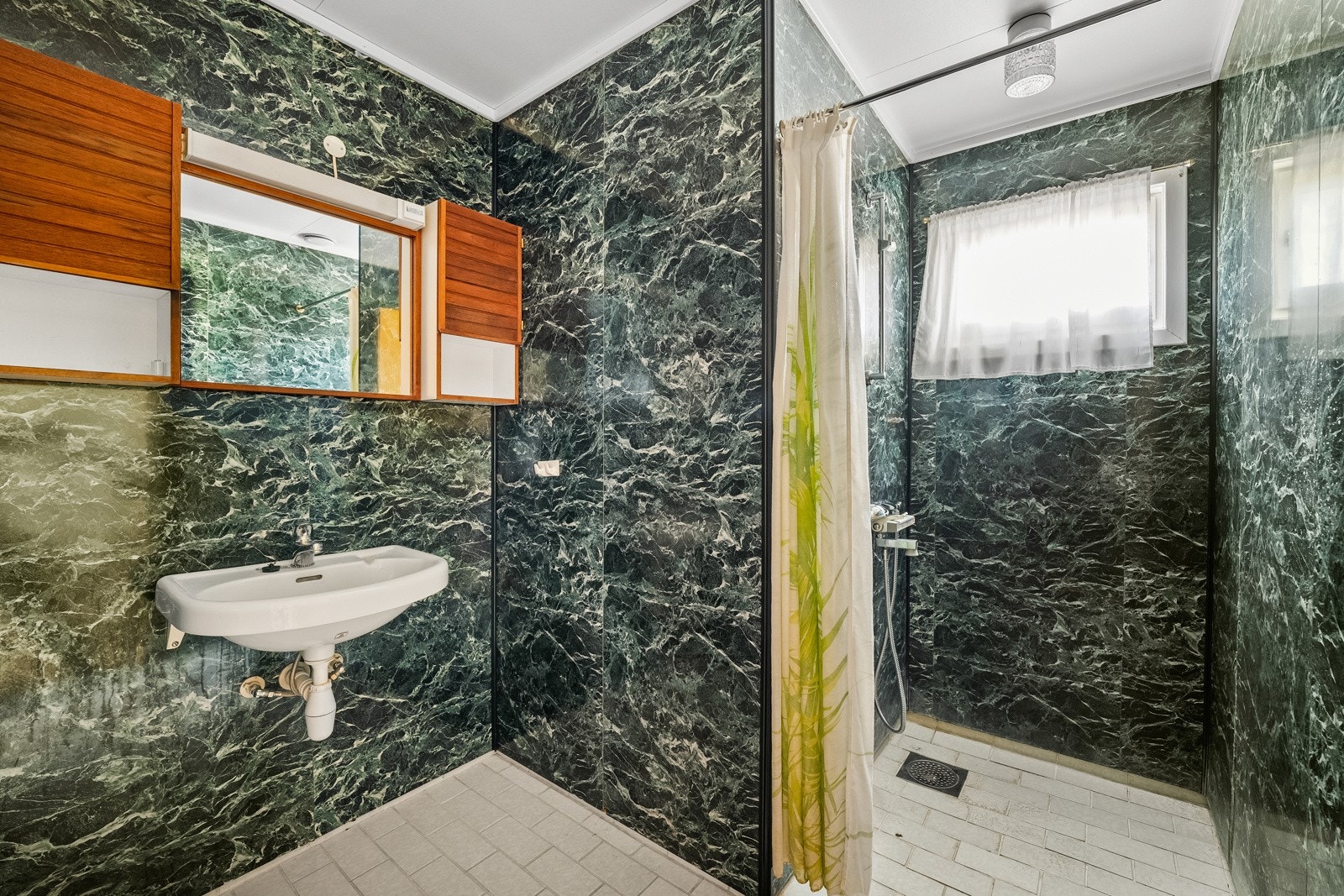 Spenn hjelmen, for noen farger. Et bad med potensial! Her kan du skape ditt private spa med dine favorittfliser og armaturer. Galleribilde