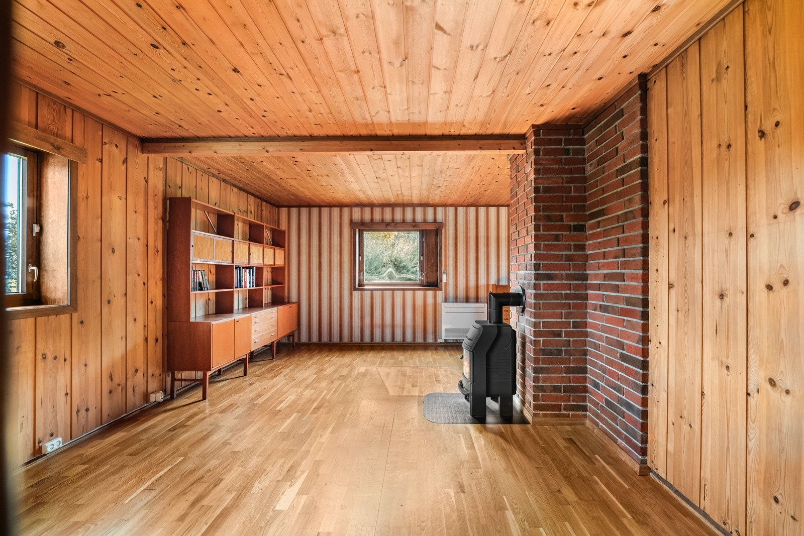 Stuen i denne boligen er romslig og innbydende. Her kan du se for deg familie og venner samlet rundt peisen, mens latteren fyller rommet. Med noen oppgraderinger kan du forvandle dette rommet til et moderne samlingspunkt i ditt nye hjem. Galleribilde