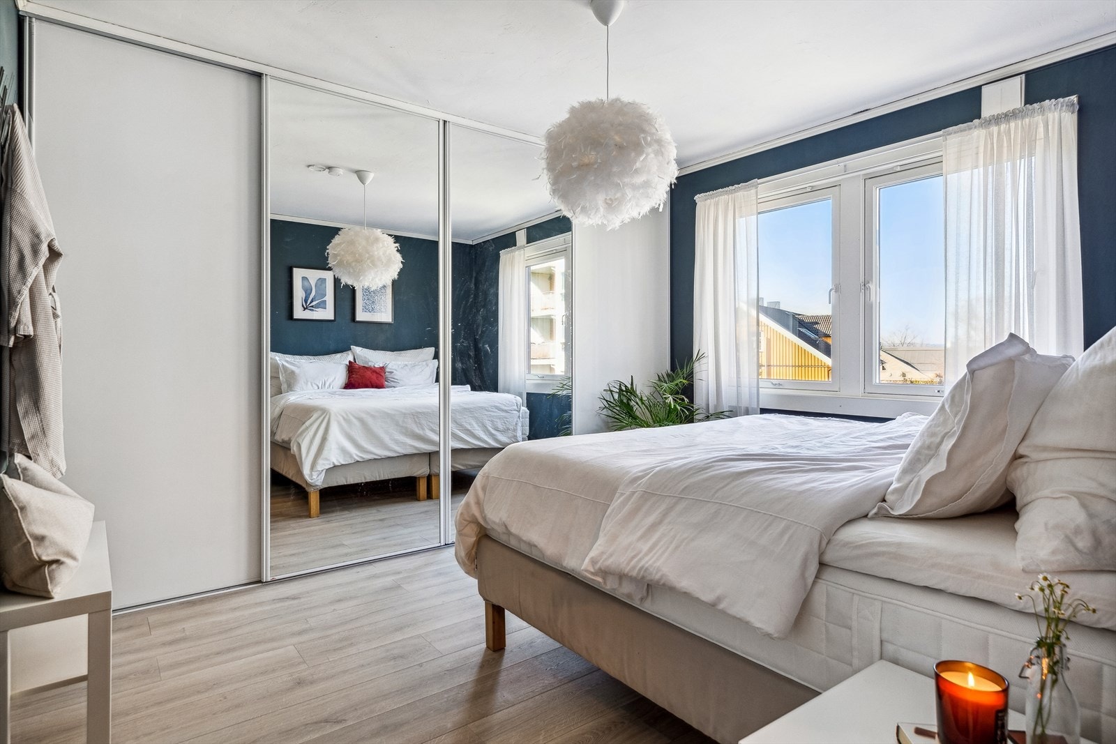 Soverommet har innebygd skyvedørsgarderobe som gir rikelig med oppbevaringsplass Galleribilde