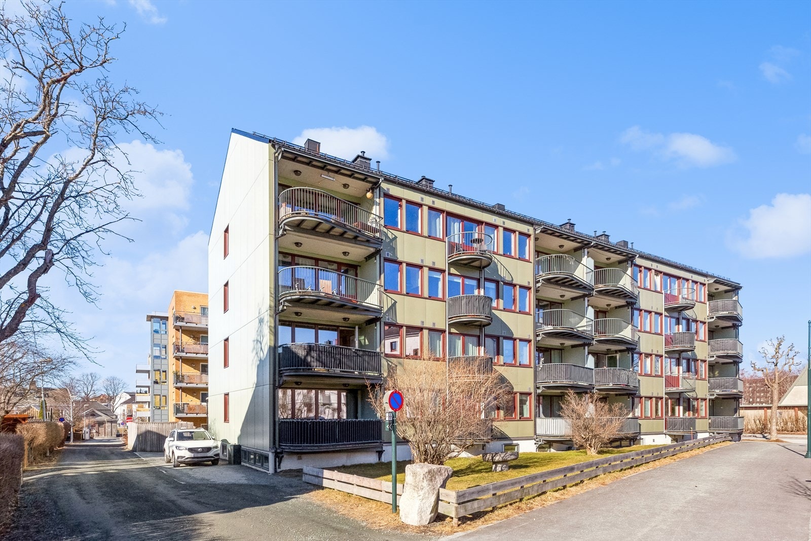 Leiligheten ligger godt sentralt og med korte avstander til Solsiden og City Lade som har et bredt utvalg på butikker, restauranter, dagligvarebutikker og kaféer. Det er i tillegg korte avstander til flotte turområder og treningssenter. Galleribilde