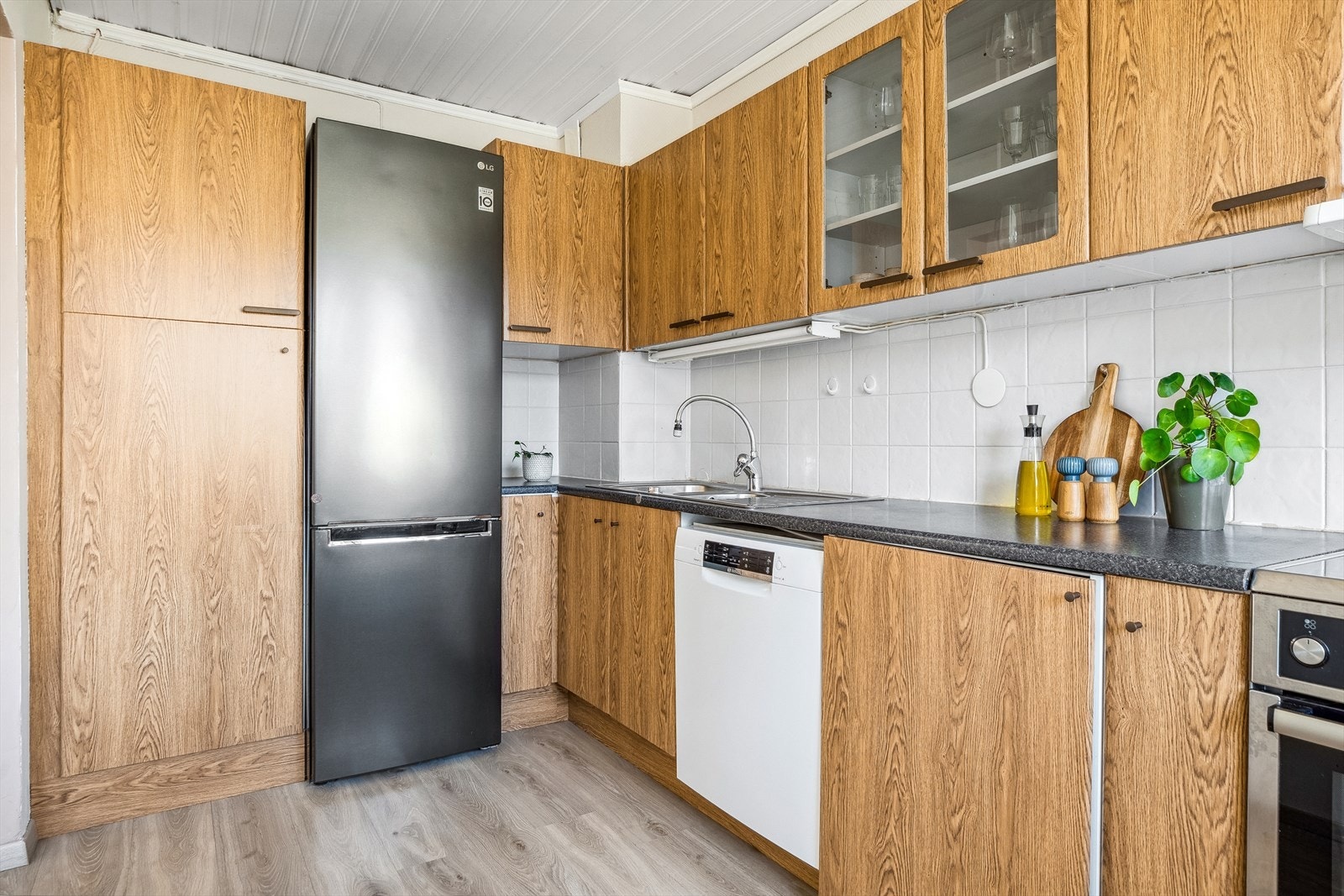 Det er godt med godt med skap- og benkeplass i både over- og underskap, som gir rikelig med oppbevaringsplass. Galleribilde