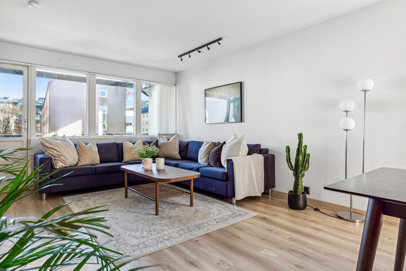Leiligheten har en lys og romslig stue på 25m² Galleribilde