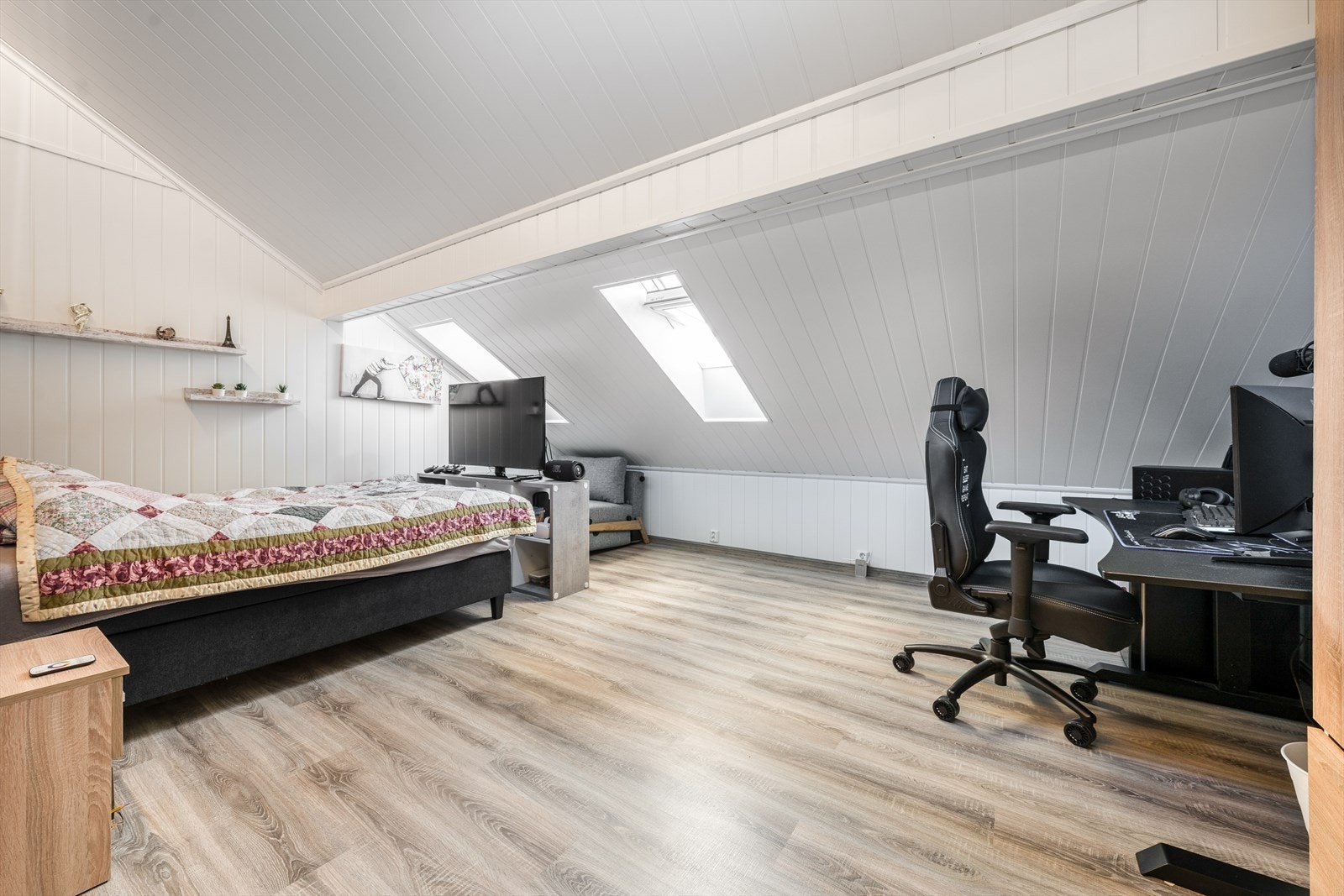 De øvrige soverommene har lyse overflater med takvinduer. Galleribilde