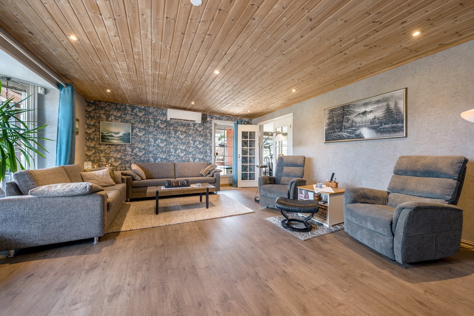 Den lune stuen har god plass til sofagruppe og annen møblering. Det er også installert varmepumpe for en jevn og behagelig varme. Fra stuen er det doble glassdører inn til spisestuen, og det er også utgang til den romslige terrassen. Galleribilde