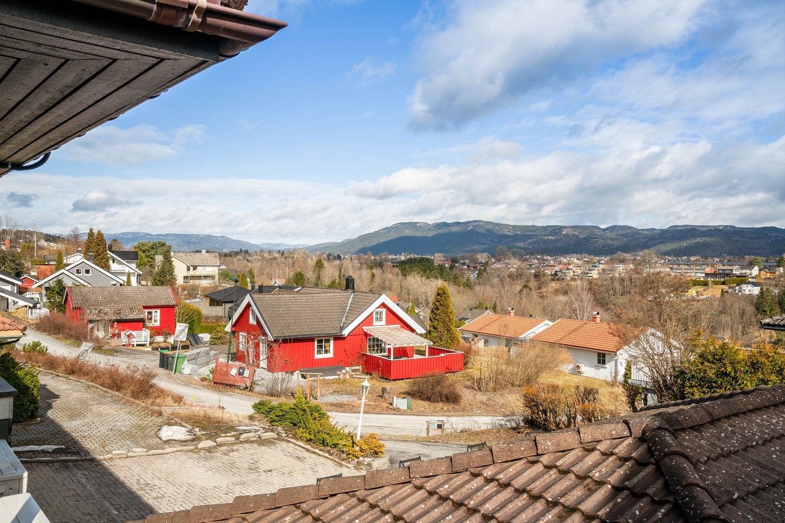 I nærområdet har du tilgang til butikkene på Gulset-senteret og på Myren. Det er kun en spasertur inn til Skiens sentrumsgater som kan tilby kjøpesentre og butikker, kafeer og restauranter, samt diverse kulturtilbud. Galleribilde
