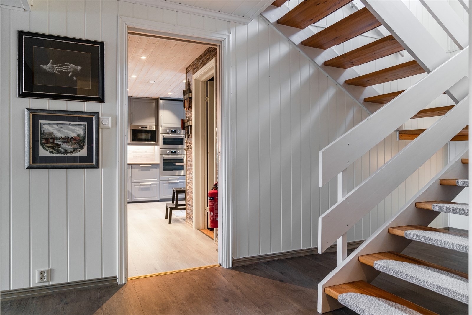 Tilliggende kjøkkenet er det etablert en matbod til oppbevaring av blant annet tørrvarer, kjøkkenmaskiner etc. Galleribilde