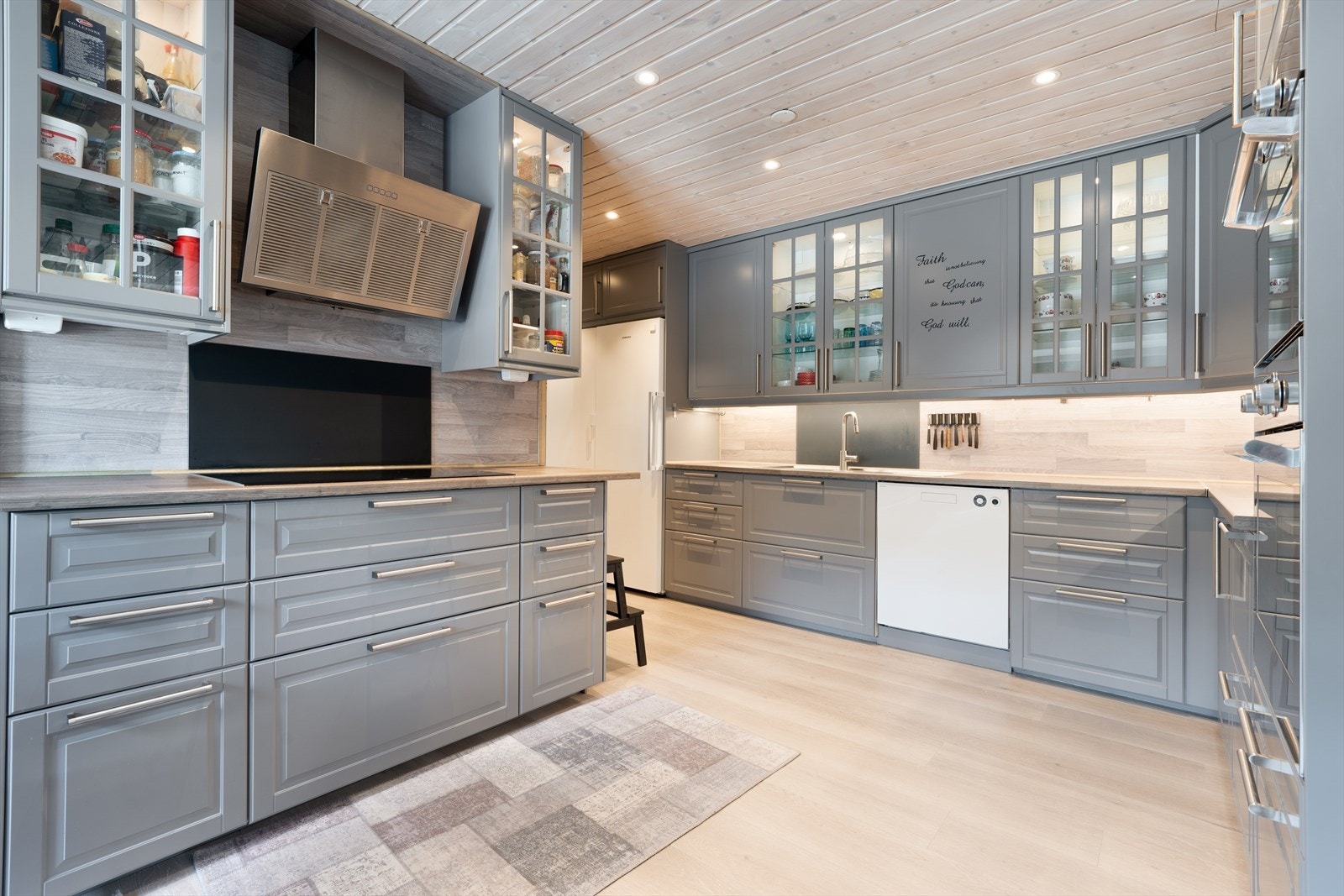 Kjøkkenet har integrerte hvitevarer som oppvaskmaskin og platetopp, samt kombinert micro/stekeovn og micro plassert i praktisk arbeidshøyde i høyskap. Det er avsatt plass til frittstående kjøl/fryseskap. Alle hvitevarer på kjøkken medfølger. Galleribilde