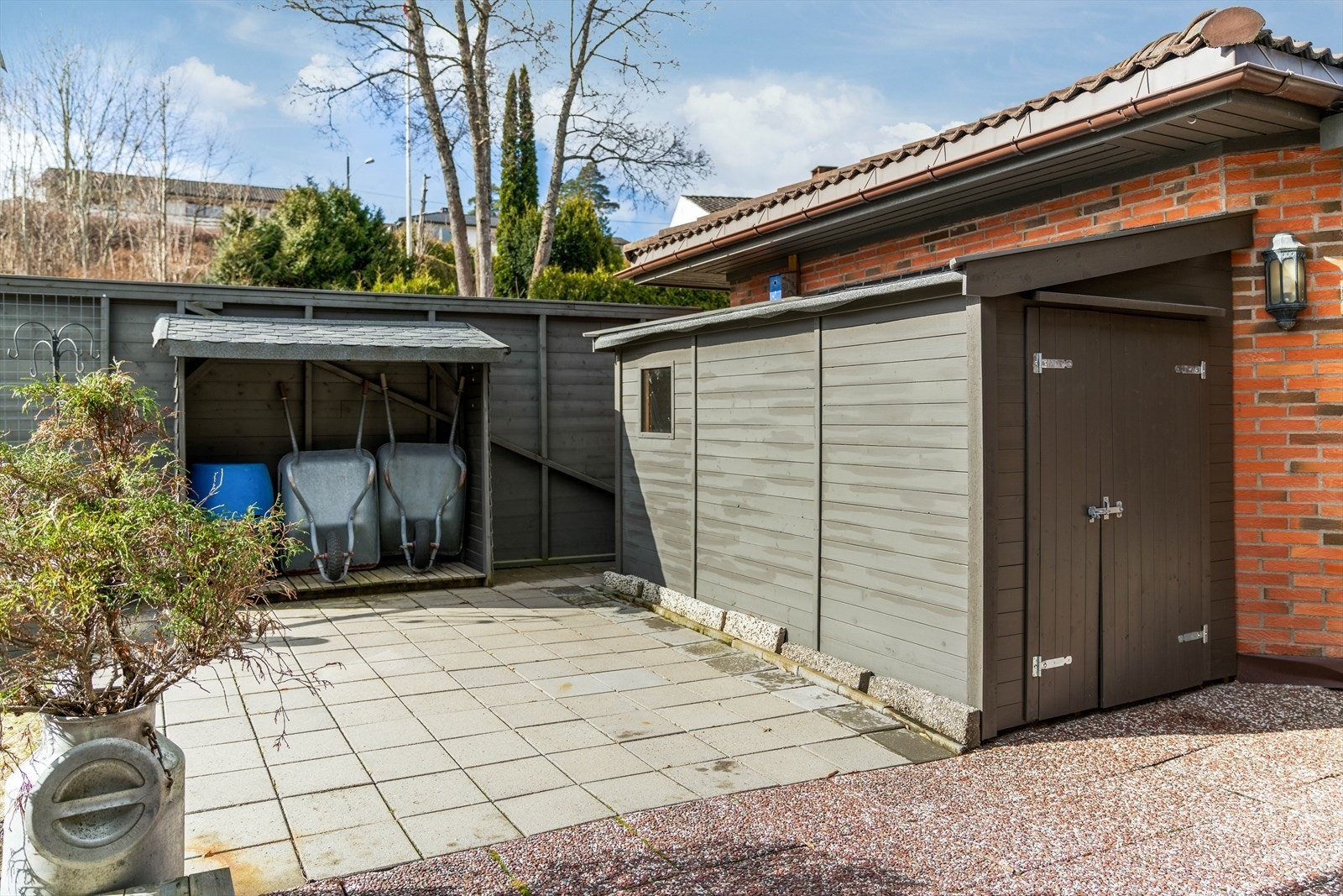 I bakkant av garasjen er det oppført en praktisk sykkelbod. Galleribilde