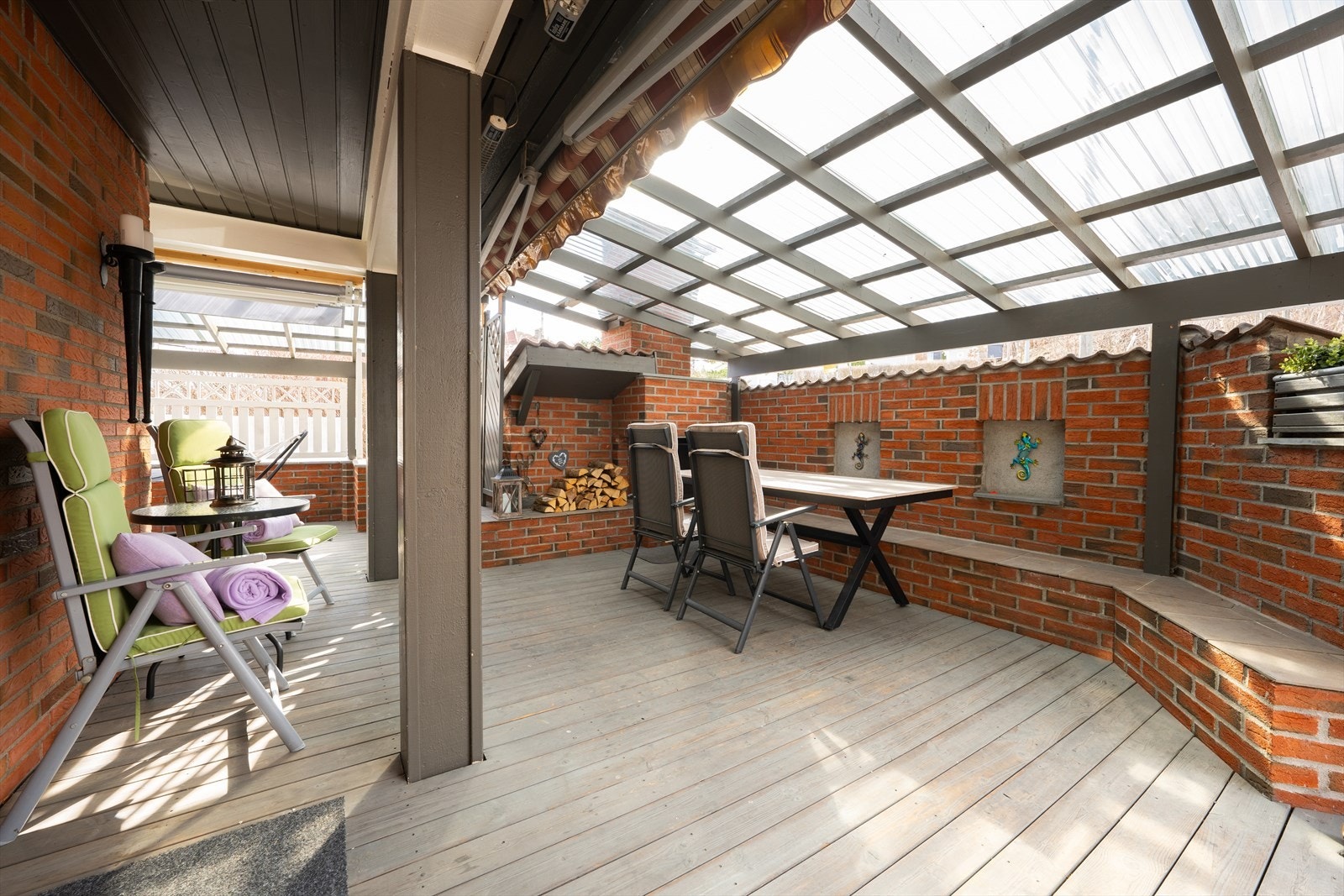 Blant annet er det oppført en hyggelig utepeis med oppbevaringsplass for ved, plassbygget benk med mange sitteplasser og takoverbygg. Her er det også markise for solskjerming. Galleribilde