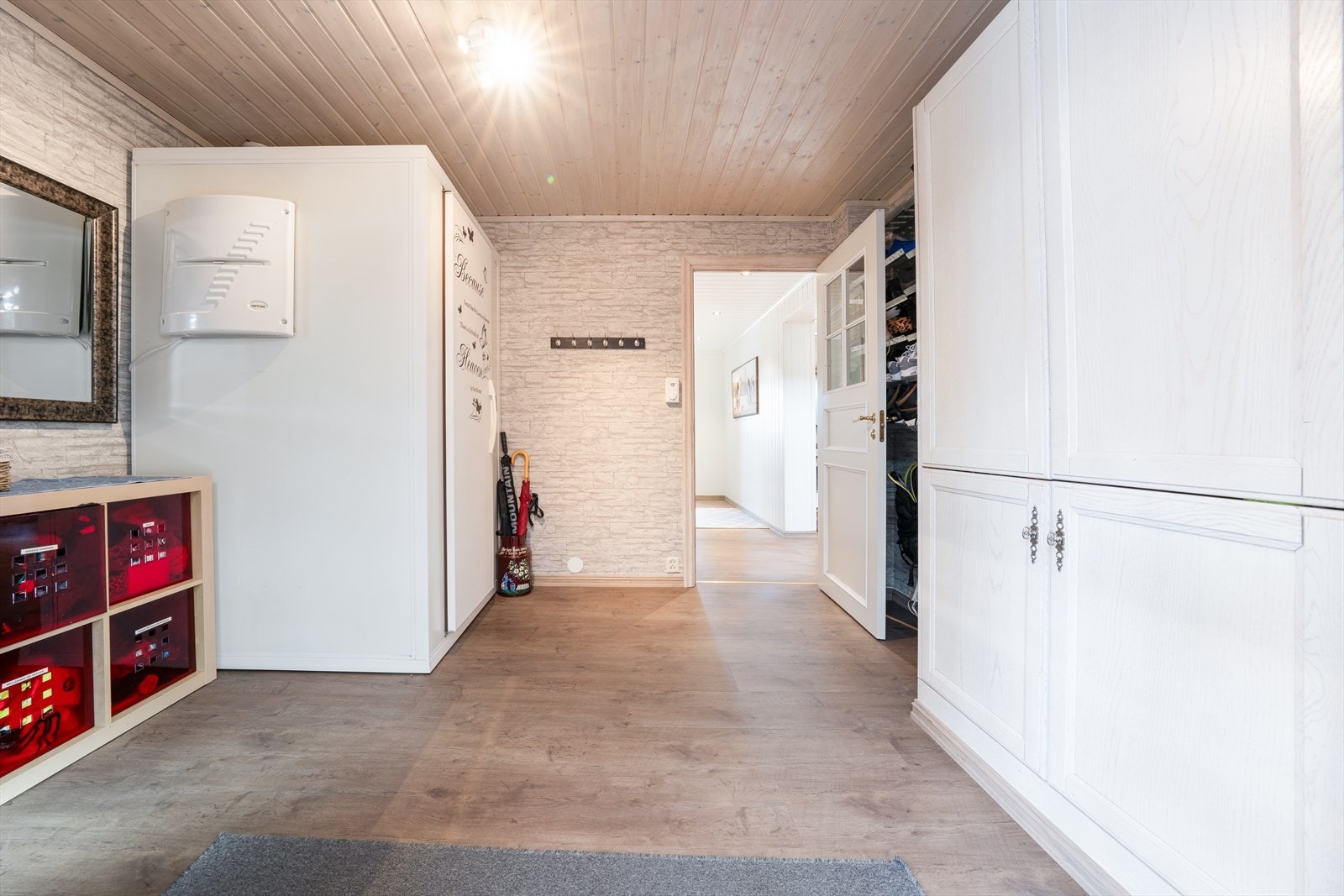 Med adkomst fra det hyggelige inngangspartiet kommer man inn i en lys og romslig entrè hvor det er godt med skap og hylleplass. Det er også installert et kjølerom her, med nytt aggregat fra 2023. Kjølerommet er på 1,2 x1,2 x 2,0 m. Galleribilde