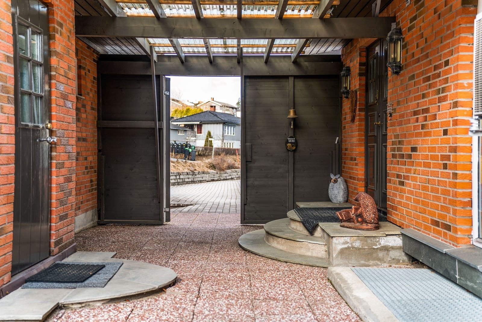 Levegg med dør inn til det overbygde inngangspartiet. Her er også dør med adkomst til garasjen. Galleribilde