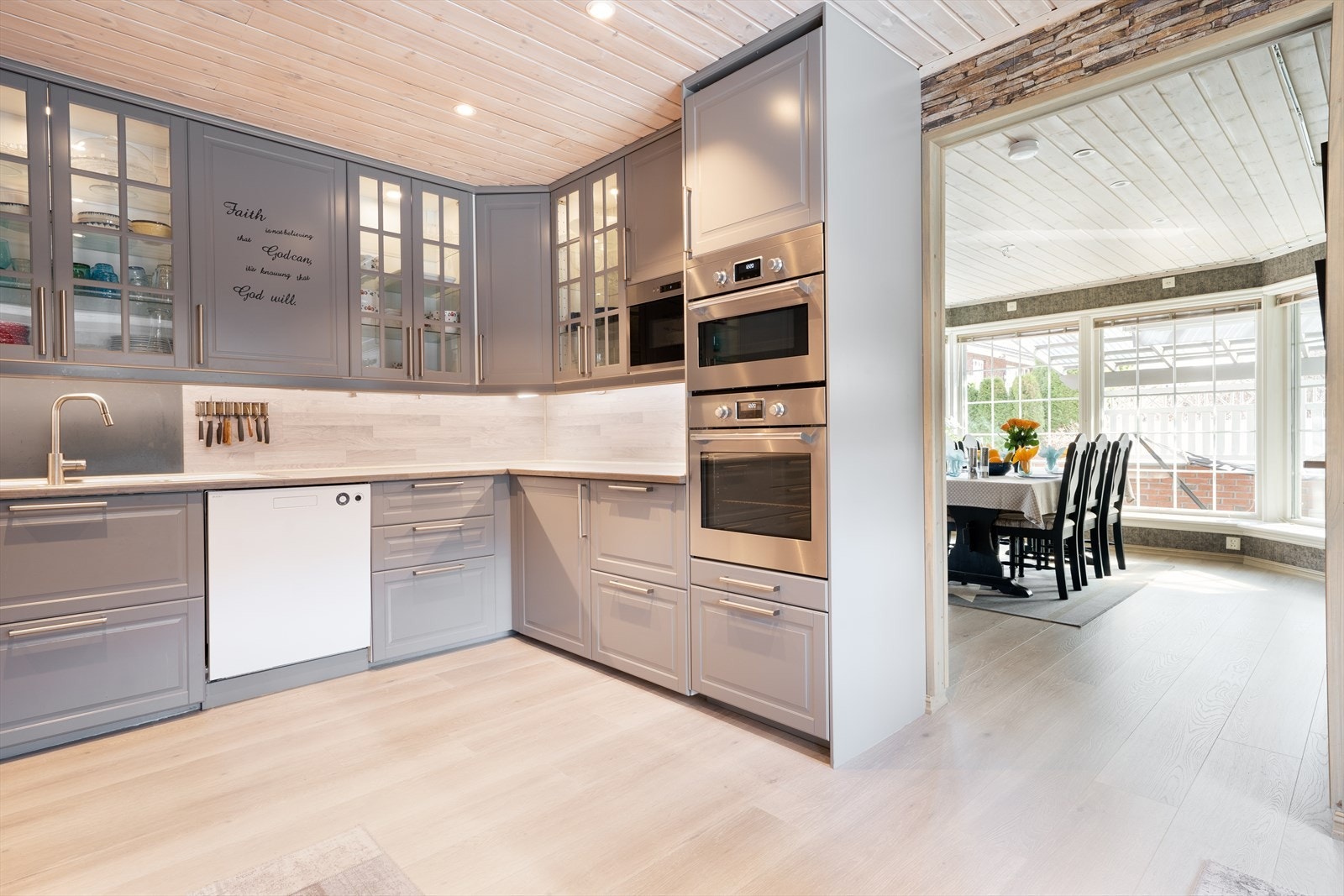 Boligen har et delikat og romslig kjøkken inntil spisestuen med nyere innredning fra Ikea. Innredningen fra 2021 er i grå utførelse og har svært godt med oppbevaringsplass, med takhøye overskap og innslag av glassdører. Galleribilde