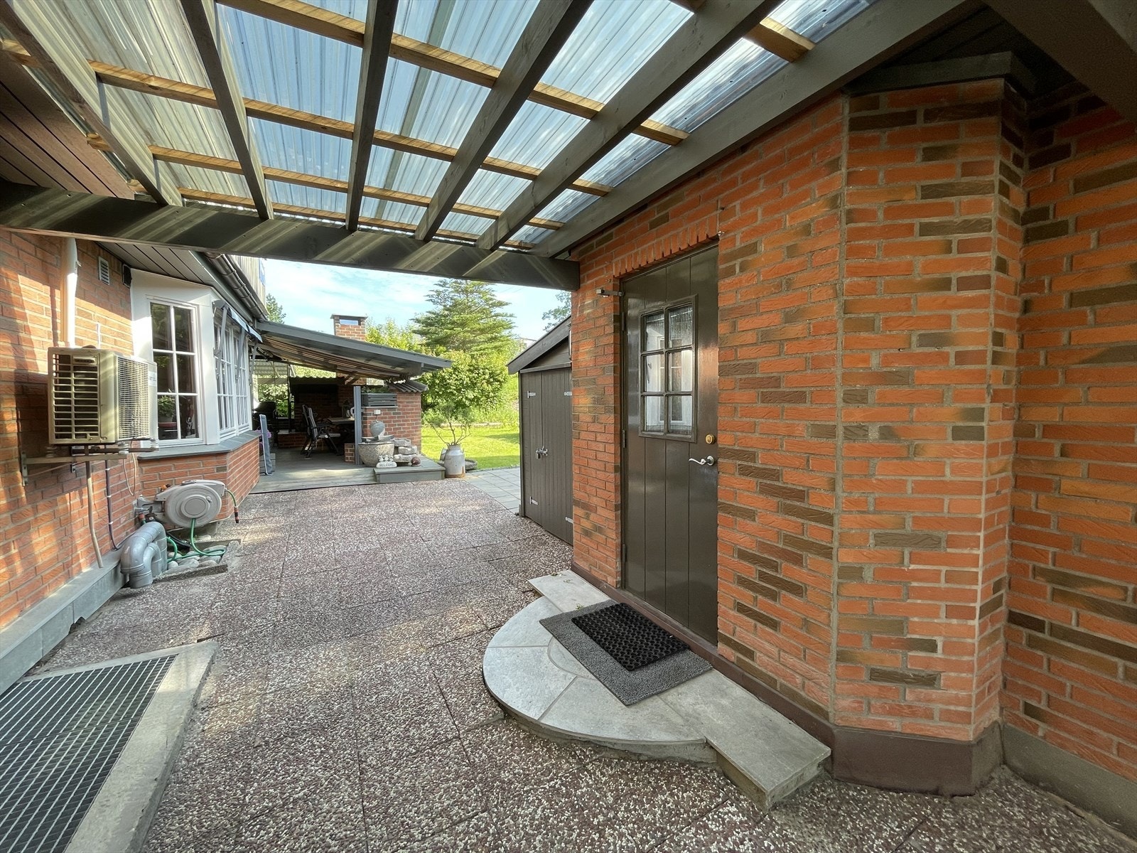 Adkomst til garasje fra innvendig gårdsrom Galleribilde