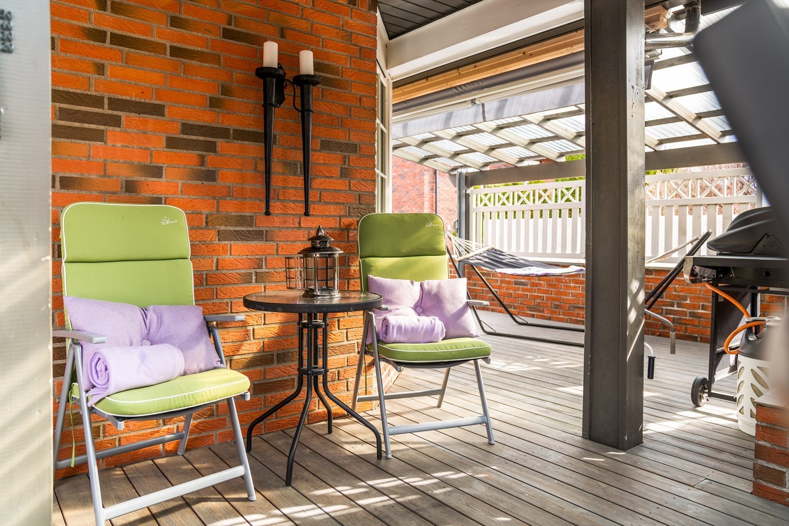 Hyggelige og lune uteområder rundt store deler av boligen. Galleribilde