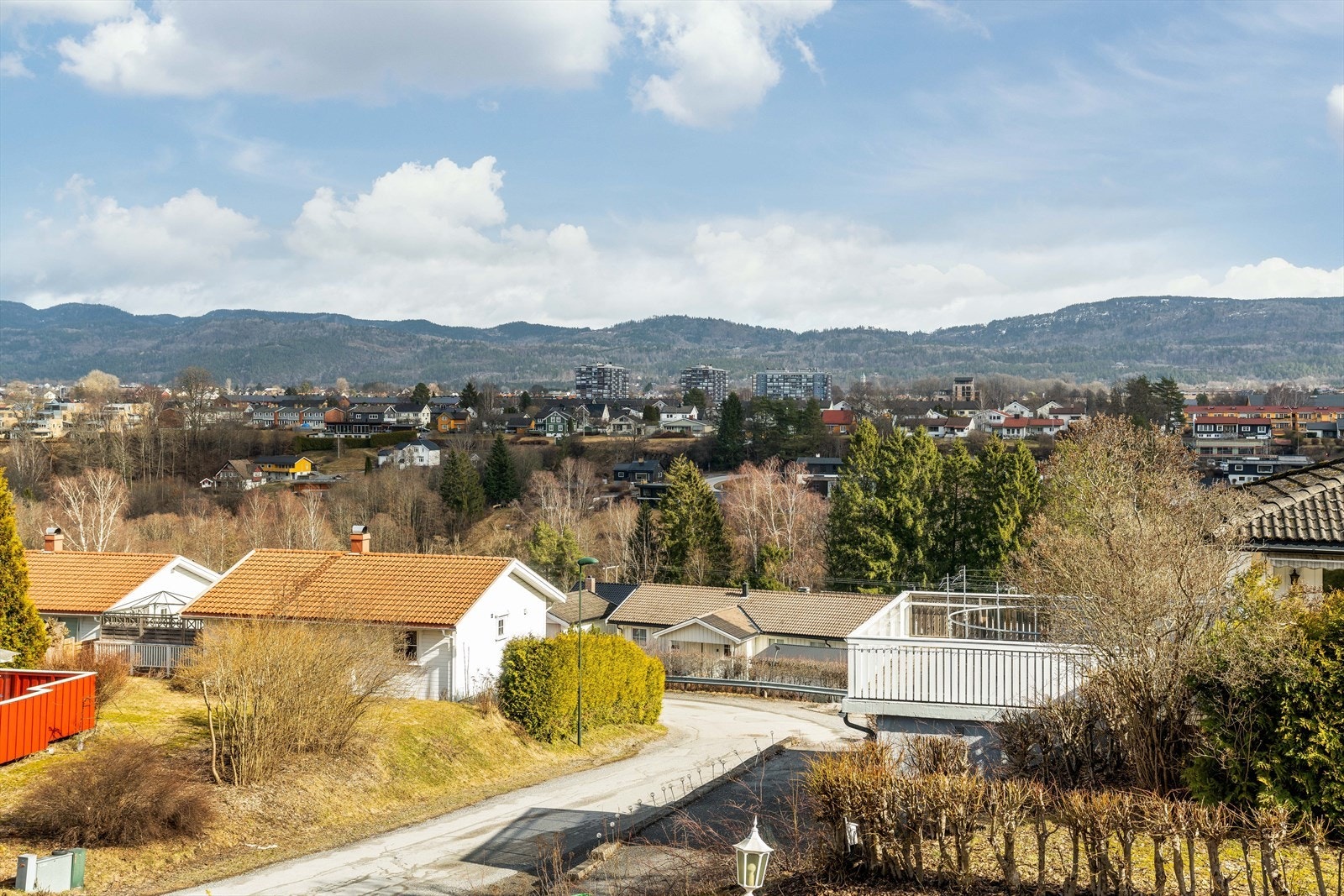 Solcellepanel, utvidet terrasse med levegger, overbygg og utepeis, levegg med redskapsskur samt sykkelbod i bakkant av garasjen på hovedplan er oppført uten at dette er søkt om og uten at eventuell nødvendig godkjennelse er gitt av kommunen. Galleribilde