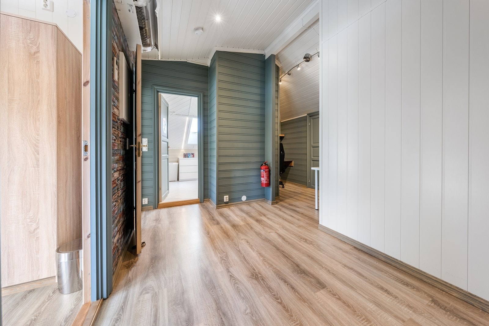 Loftetasjen med soverom, bad og takvinduer er innredet og omgjort uten at dette er søkt om og uten at nødvendig godkjennelse er gitt av kommunen. Galleribilde