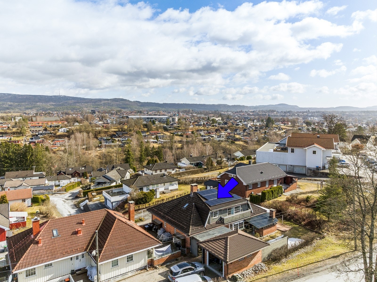 På øvre plan (B) ligger hovedboligen med flotte uteområder både under tak og under åpen himmel. Her er det oppført garasje i 2002, og mellom boligen og garasjen er det levegg med dør inn til det hyggelige, overbygde inngangspartiet. Galleribilde