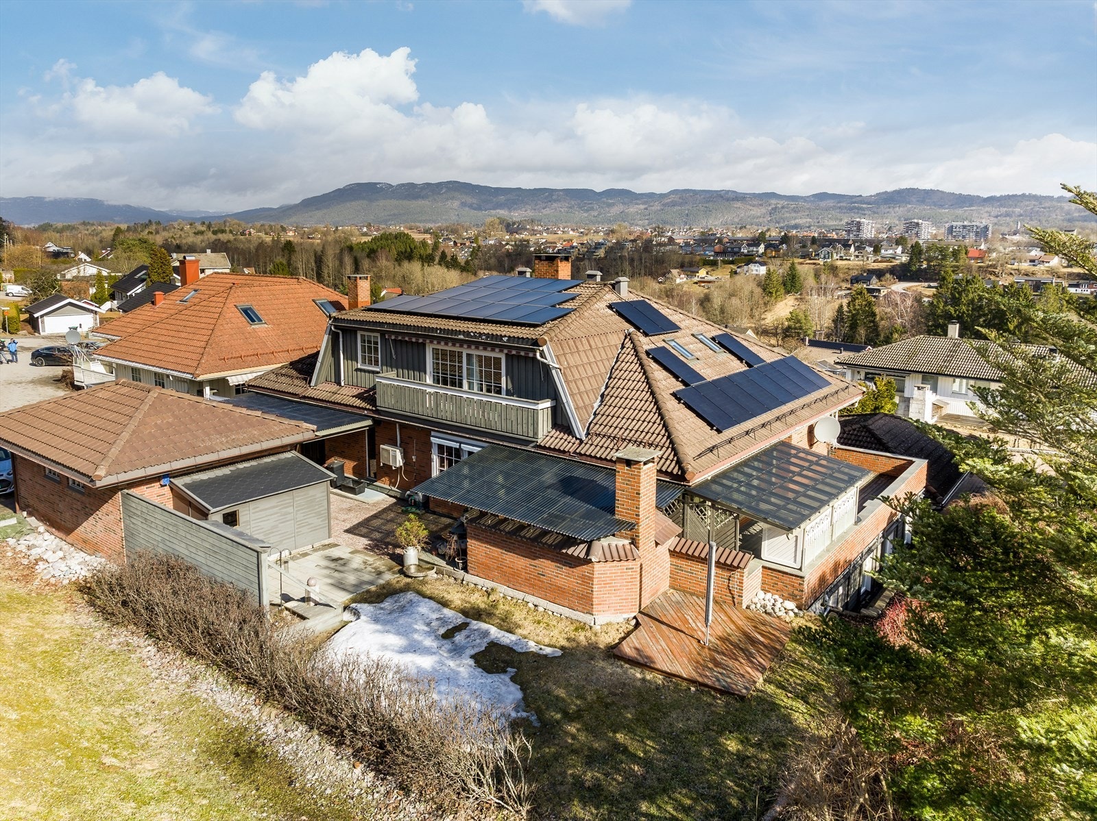 Boligen gir et fint helhetsinntrykk og fremstår som generelt vedlikeholdt og ivaretatt, og i hoveddelen er det både nyere kjøkken og modernisert baderom med praktisk vaskeromsone. Galleribilde