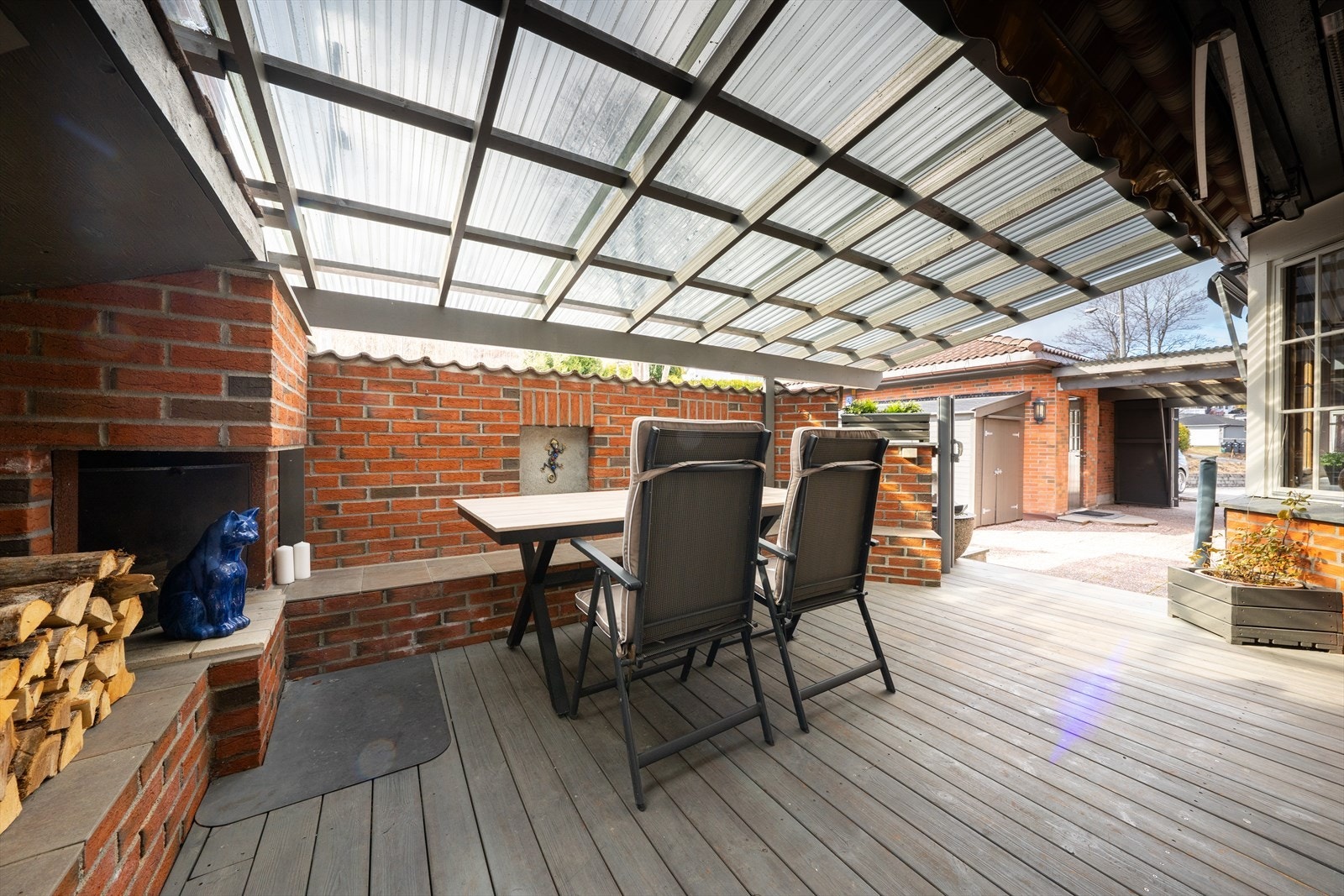 På flere sider av boligens fasade er det deilige terrasser med god plass til utemøbler, grill og blomsterkasser. Galleribilde